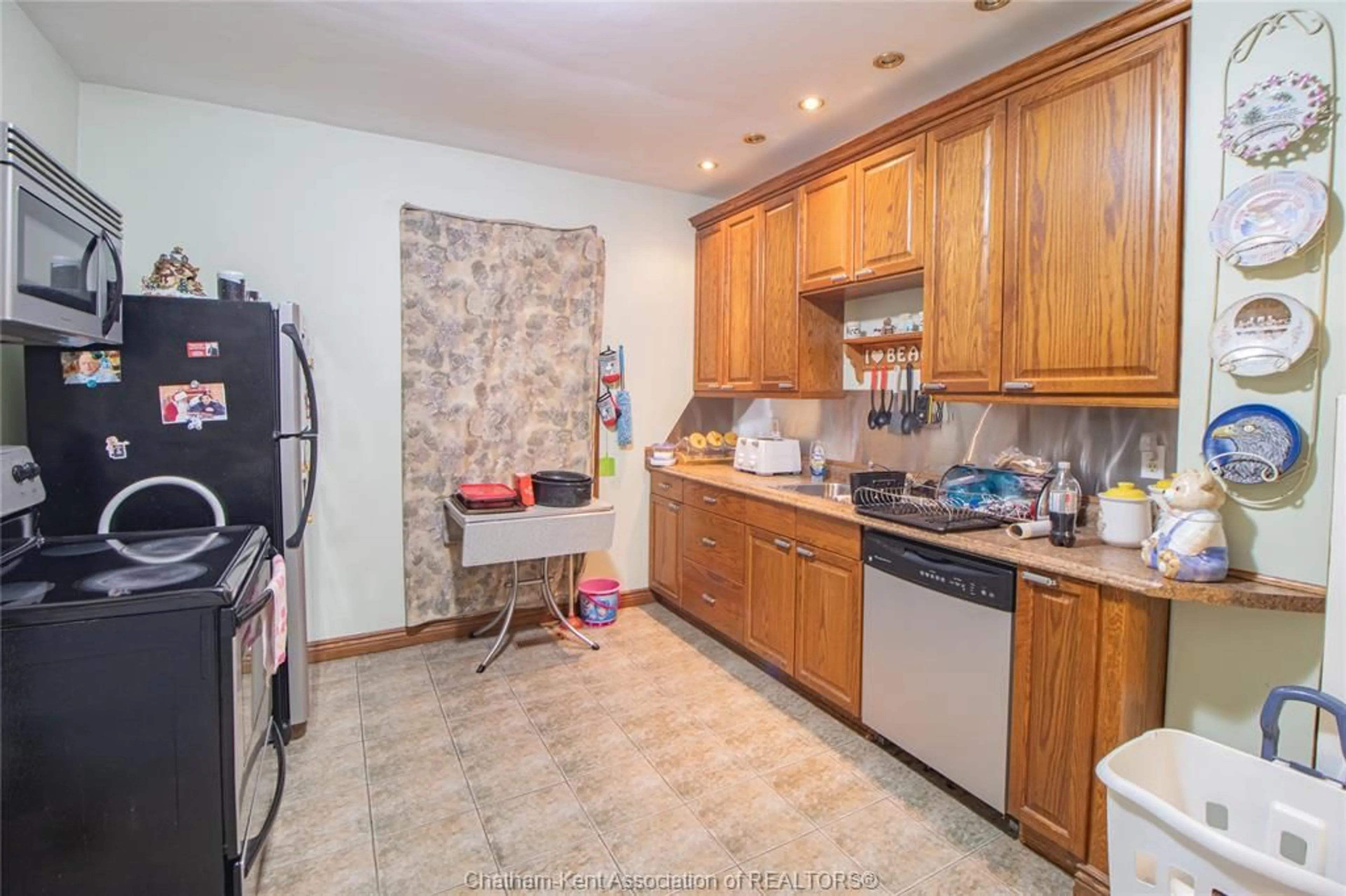 Standard kitchen, ceramic/tile floor for 65 Patteson St, Chatham Ontario N7M 1T6