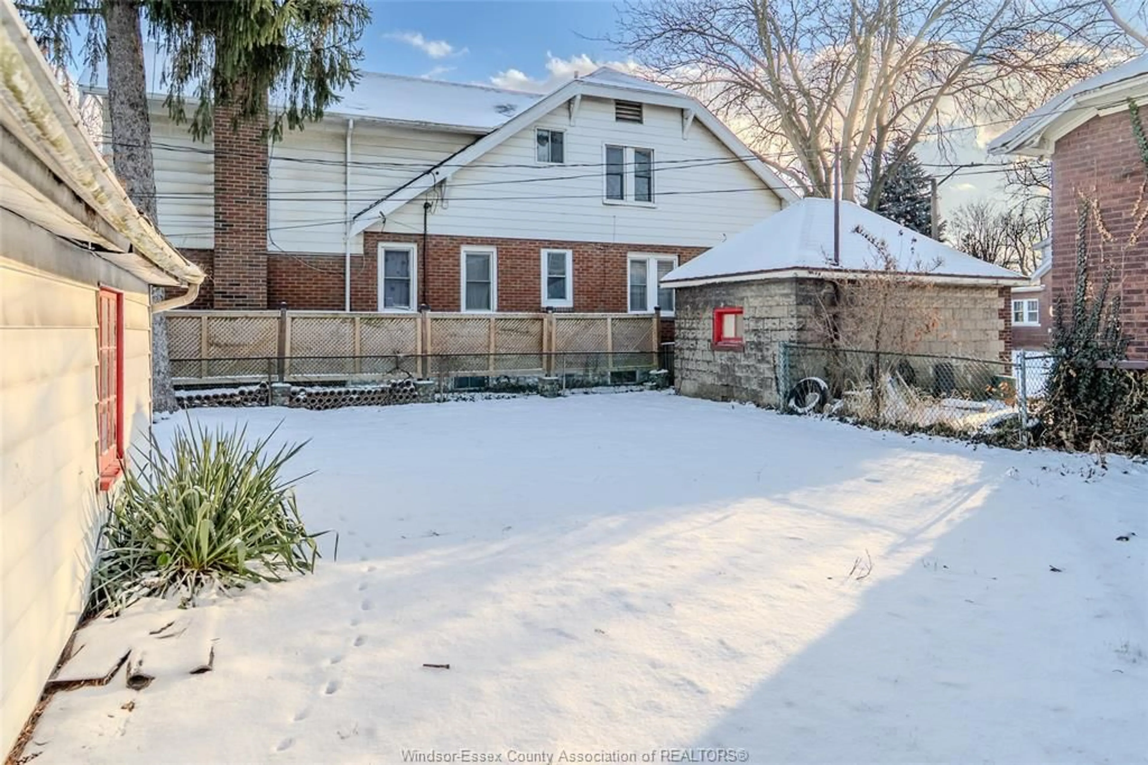 A pic from outside/outdoor area/front of a property/back of a property/a pic from drone, street for 2973 Peter, Windsor Ontario N9C 1G9