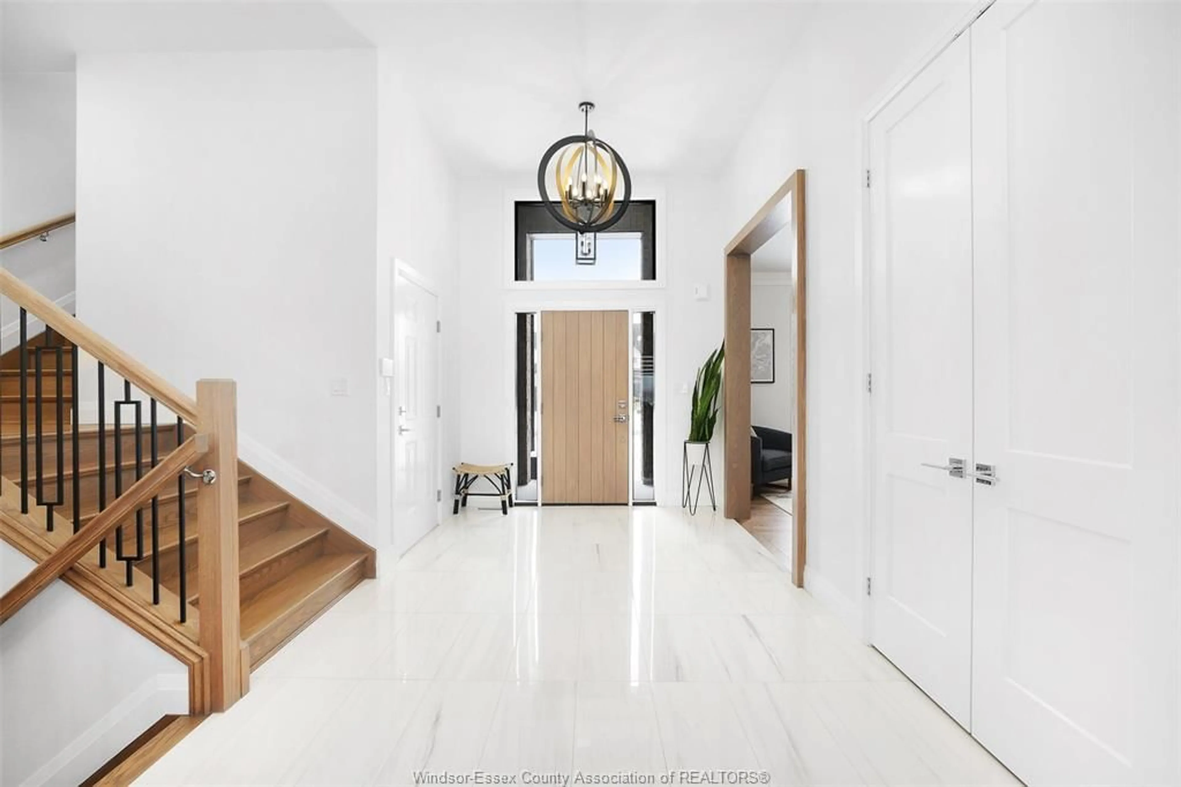 Indoor entryway for 939 Chateau, Windsor Ontario N8P 0E6