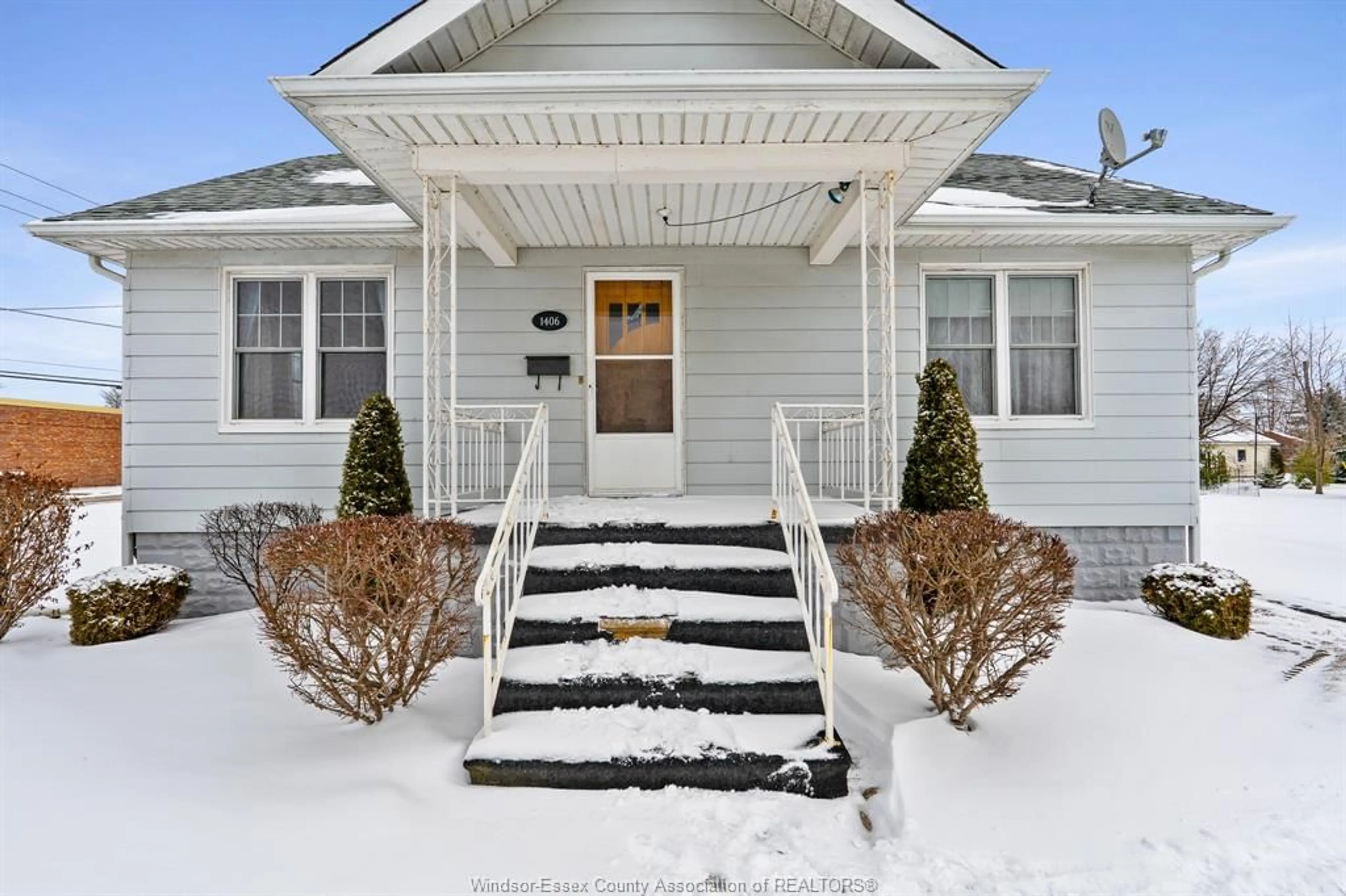 Indoor entryway for 1406 St. Anne St, Tecumseh Ontario N8N 1V2