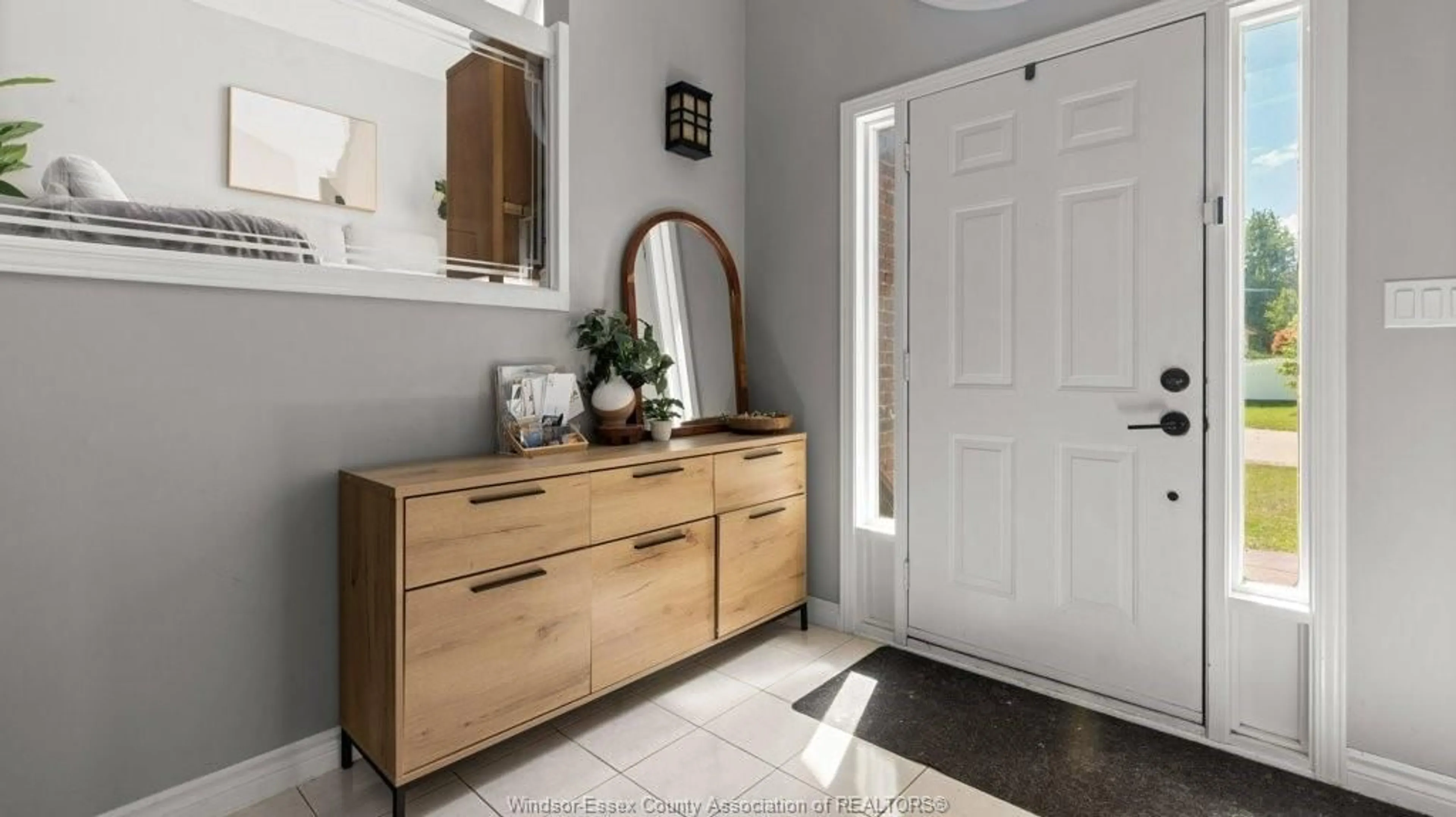 Indoor entryway for 2840 WILDBERRY Cres, Tecumseh Ontario N9K 1C2