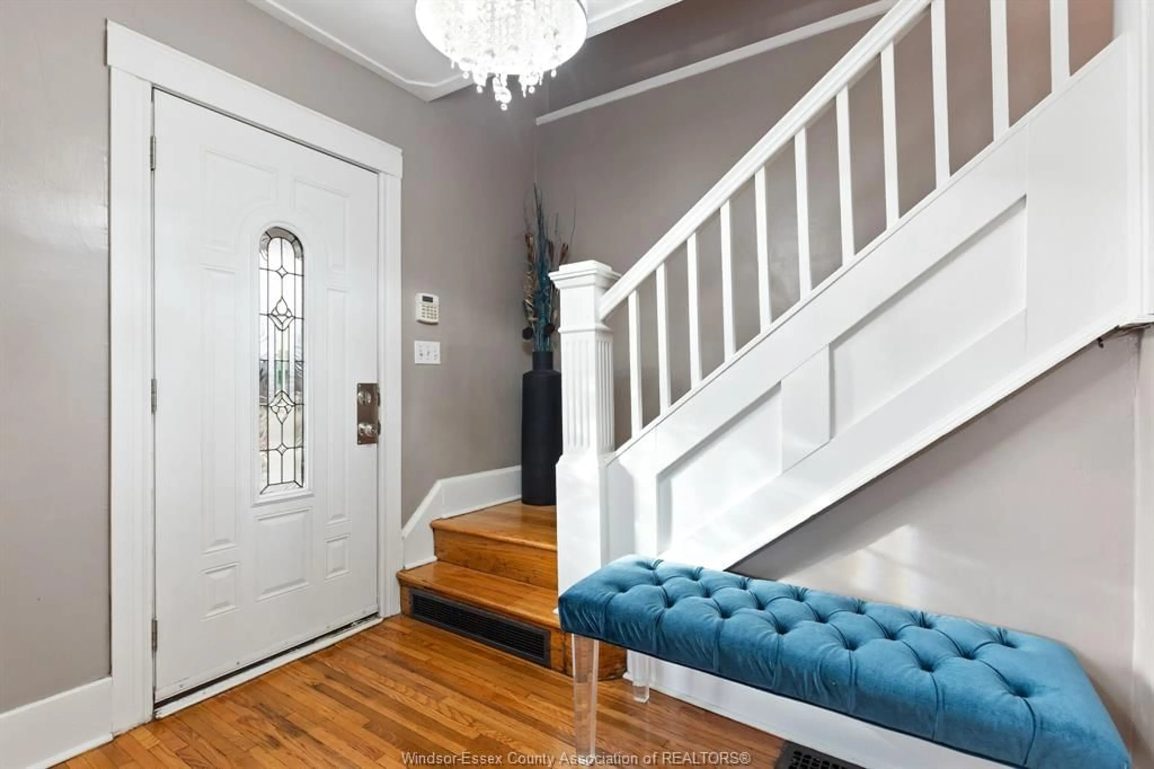 Indoor entryway for 936 ARTHUR, Windsor Ontario N8Y 3Y3