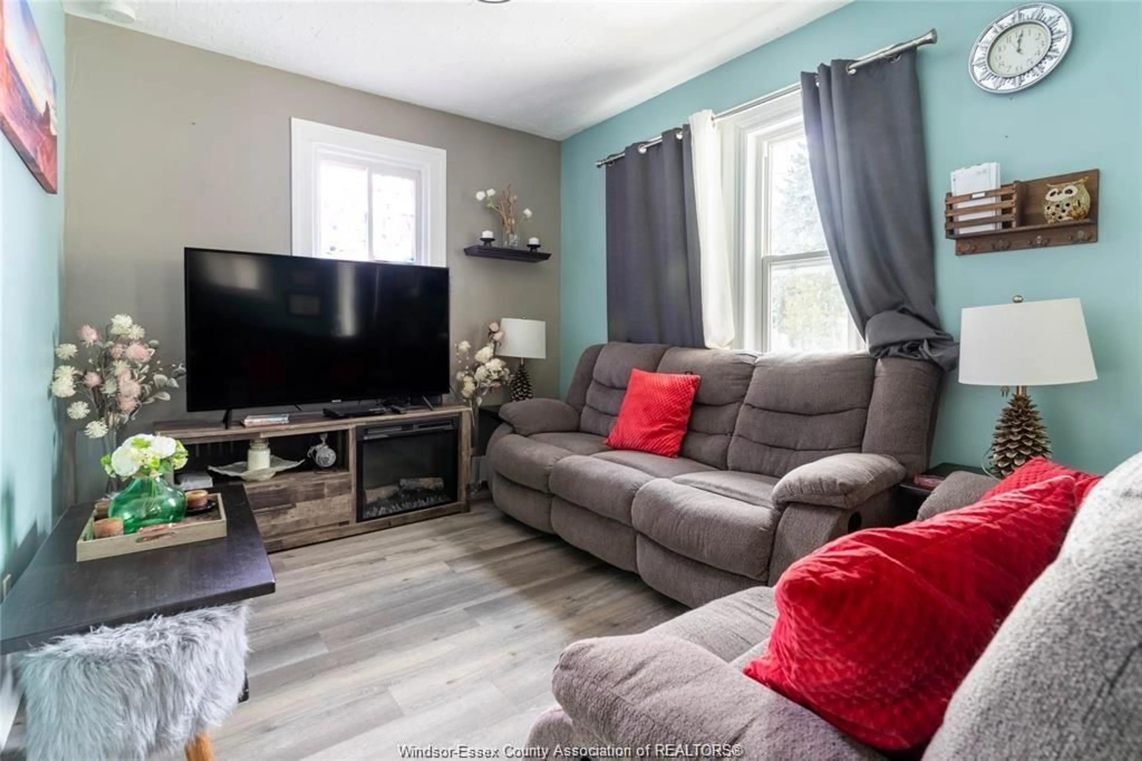 Living room with furniture, wood/laminate floor for 2546 LLOYD GEORGE Blvd, Windsor Ontario N8T 2T4