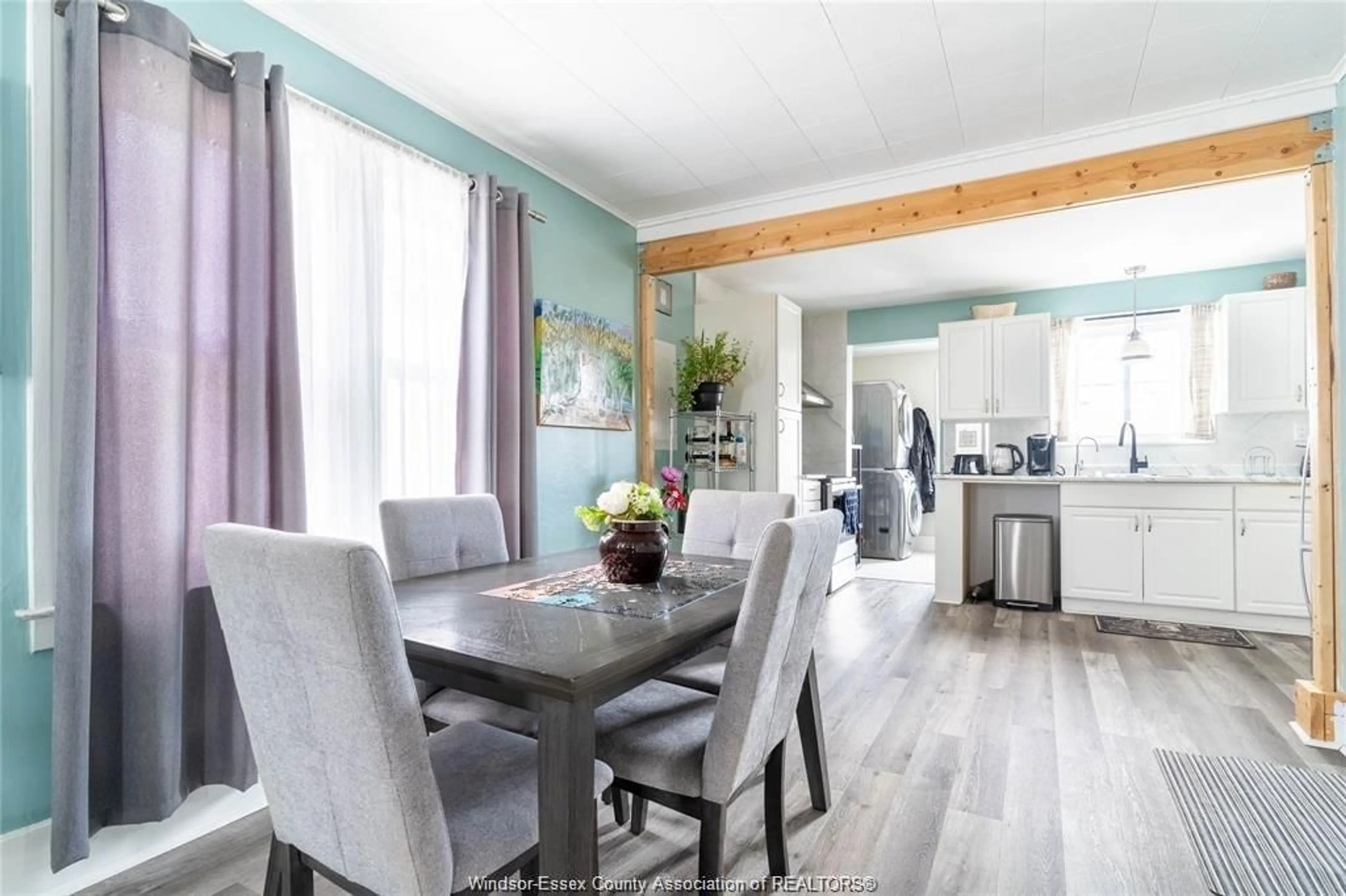 Open concept kitchen, wood/laminate floor for 2546 LLOYD GEORGE Blvd, Windsor Ontario N8T 2T4