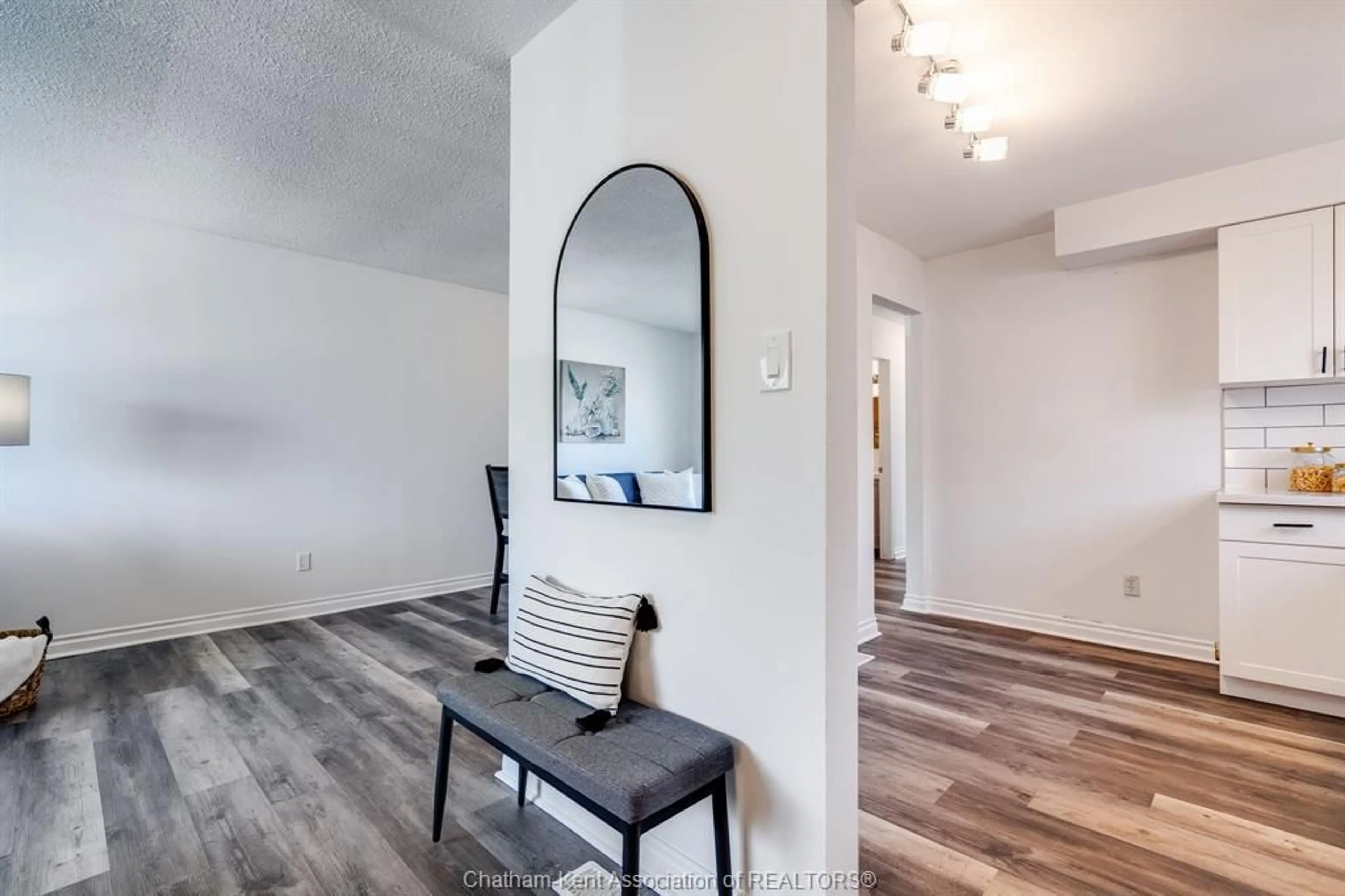 Indoor entryway for 69 BRIDLE PATH Rd, Wallaceburg Ontario N8A 4Y2