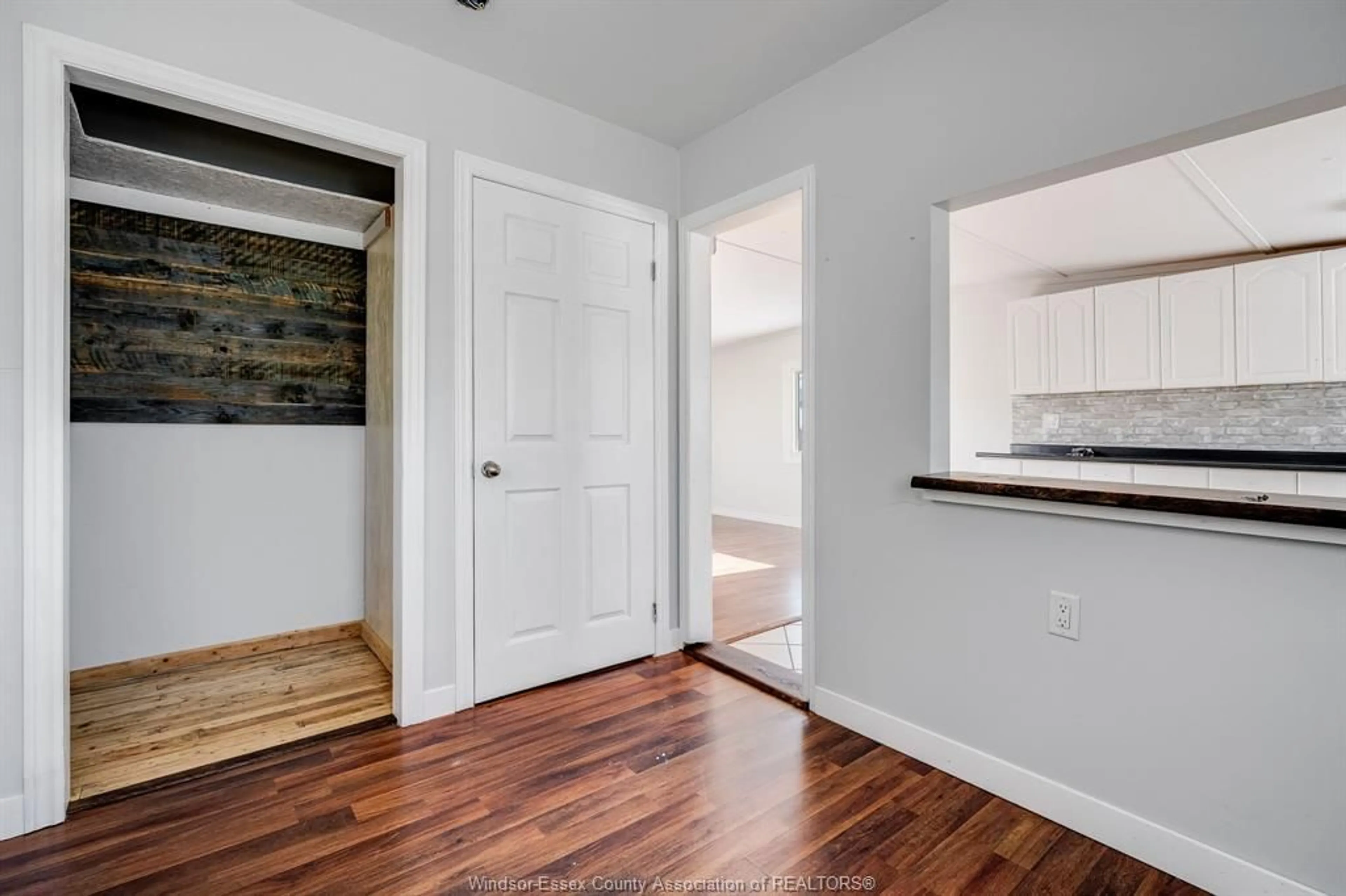 Indoor entryway for 4 Cedar Cres, McGregor Ontario N0R 1J0