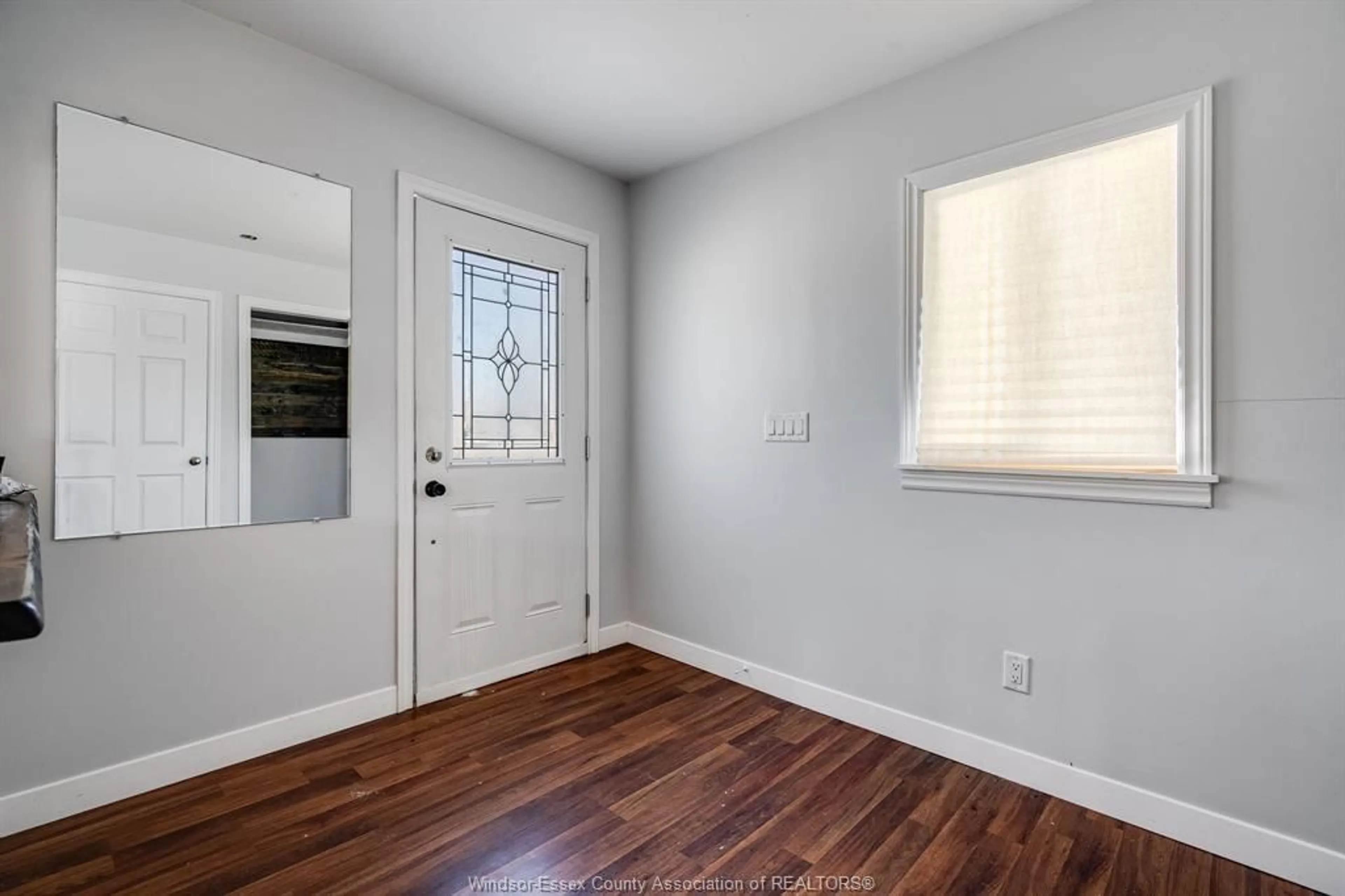 Indoor entryway for 4 Cedar Cres, McGregor Ontario N0R 1J0