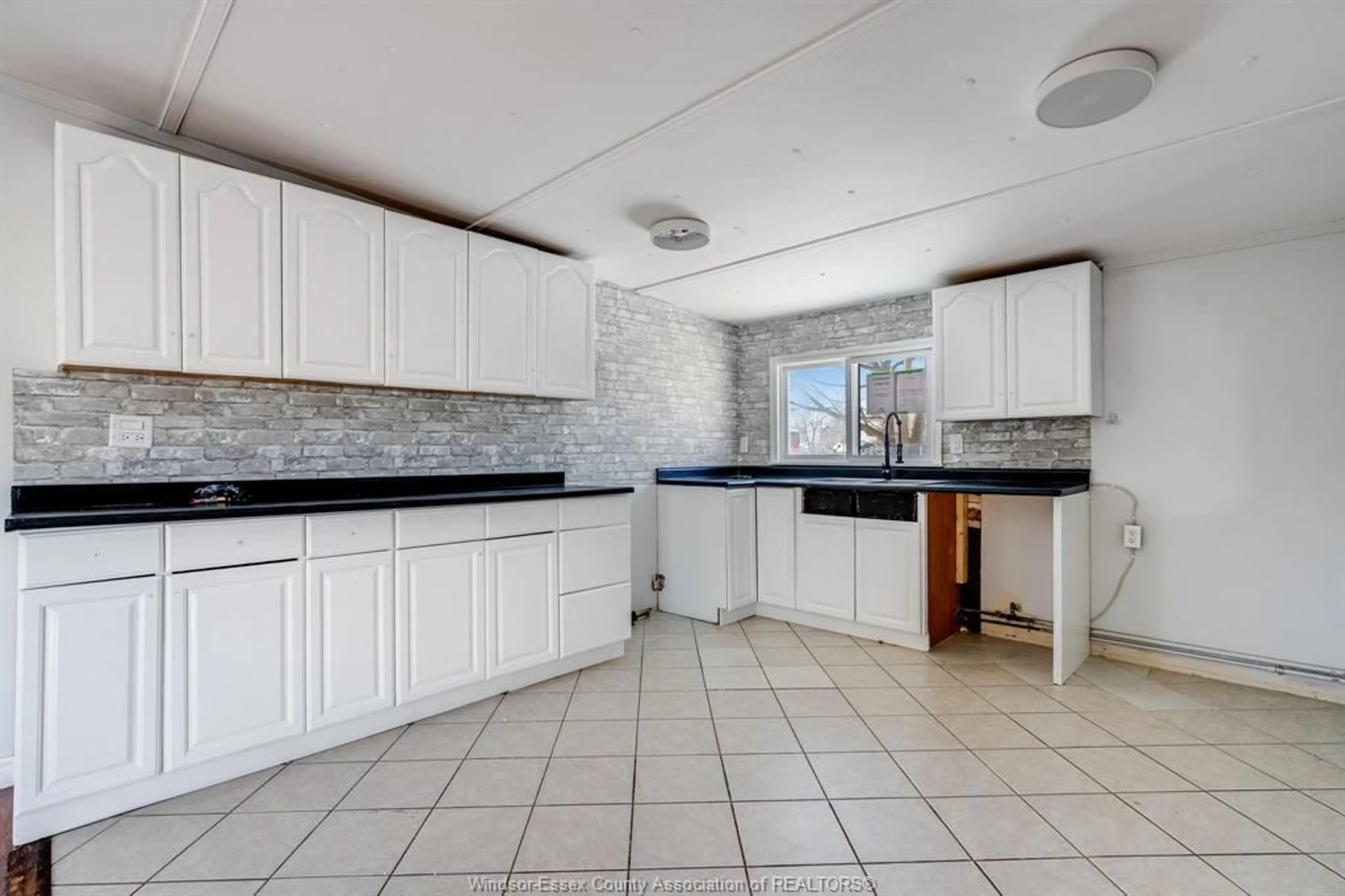 Unknown for 4 Cedar Cres, McGregor Ontario N0R 1J0