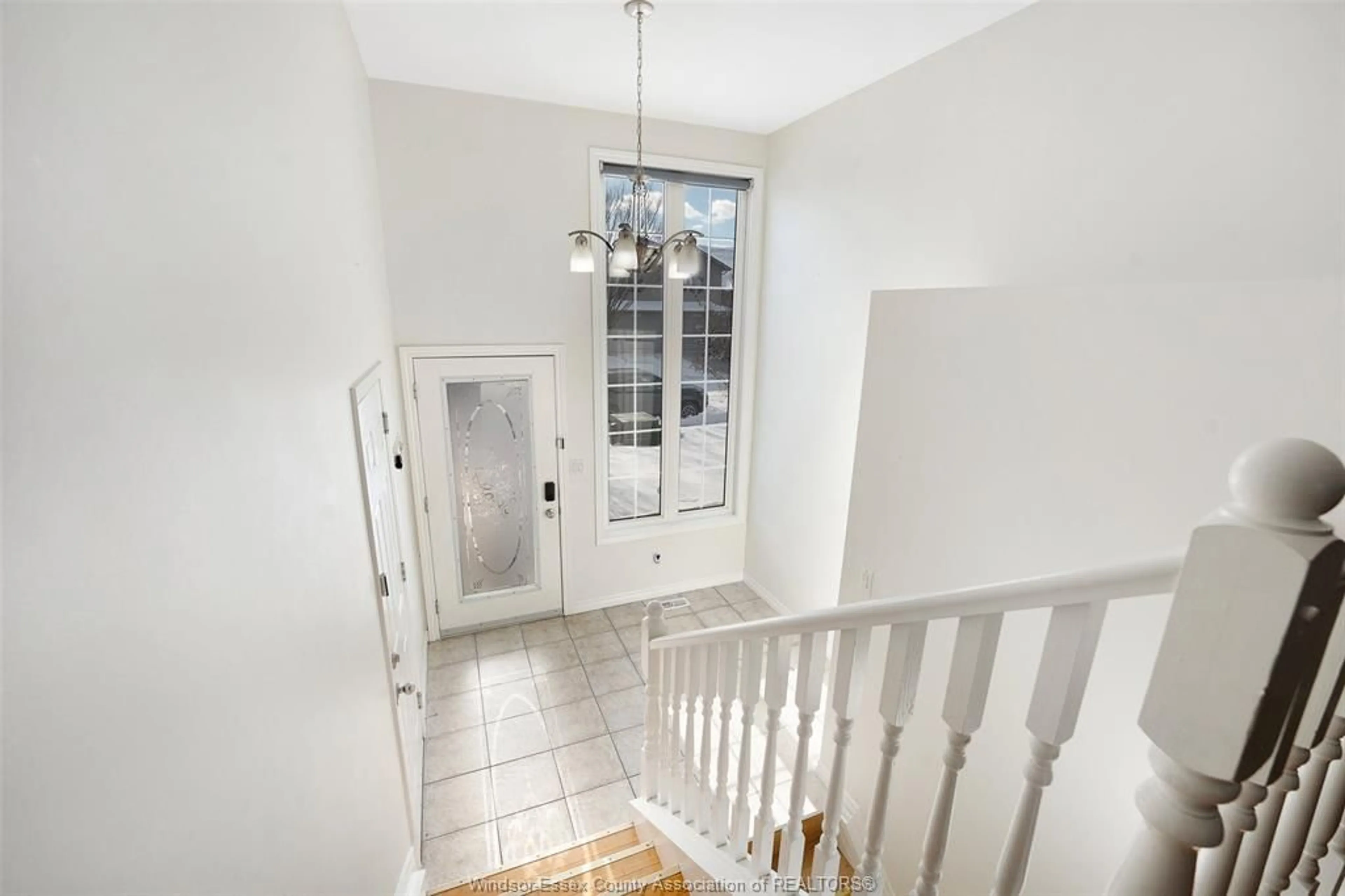 Indoor entryway for 11888 ROCKLAND St, Windsor Ontario N8P 1Z5