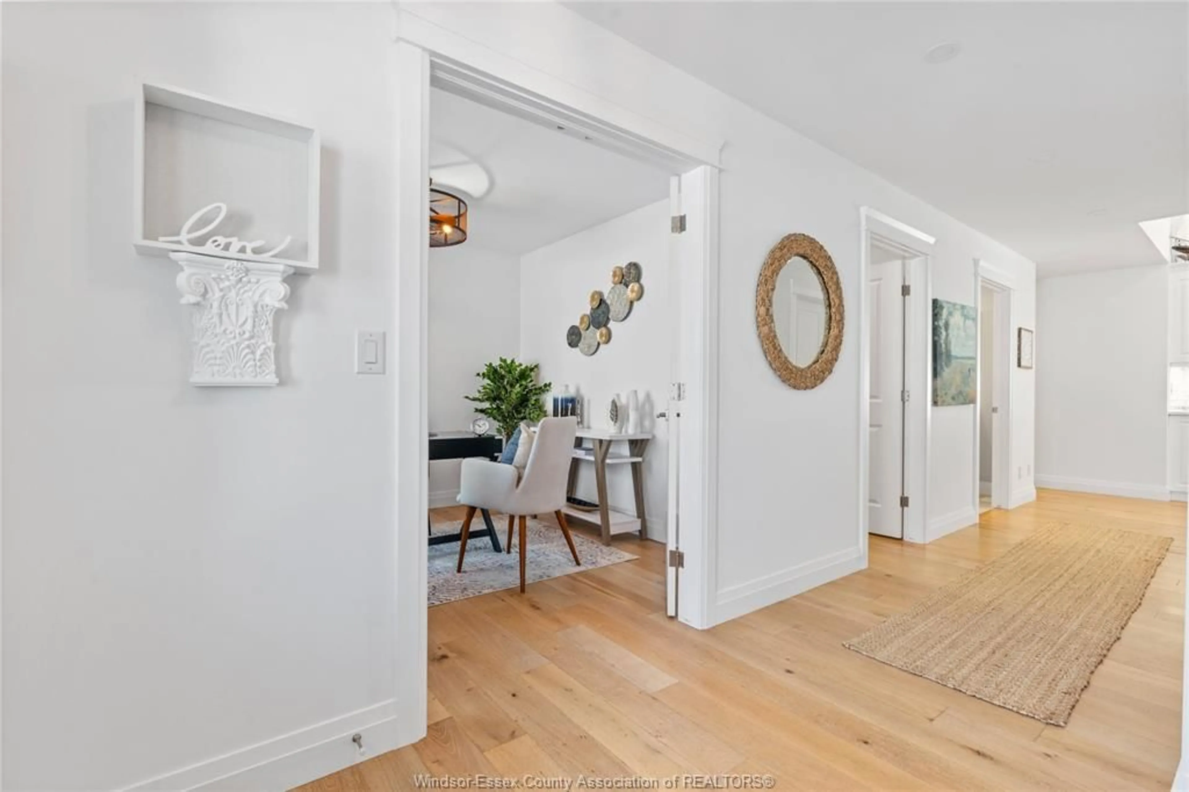 Indoor entryway for 1831 HERITAGE Rd, Kingsville Ontario N9Y 2E6