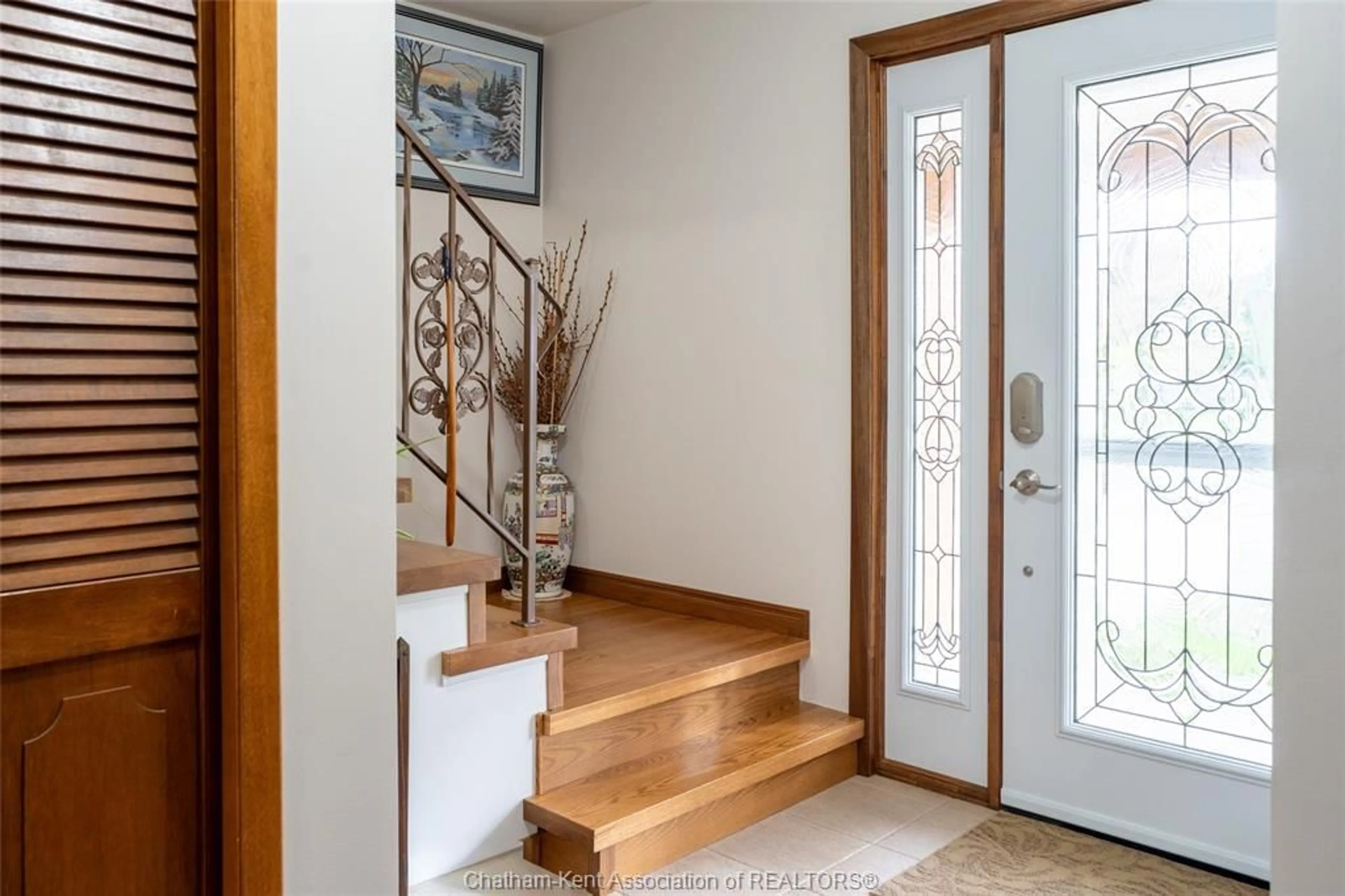 Indoor entryway for 7 Balmoral Rd, Chatham Ontario N7L 4P7
