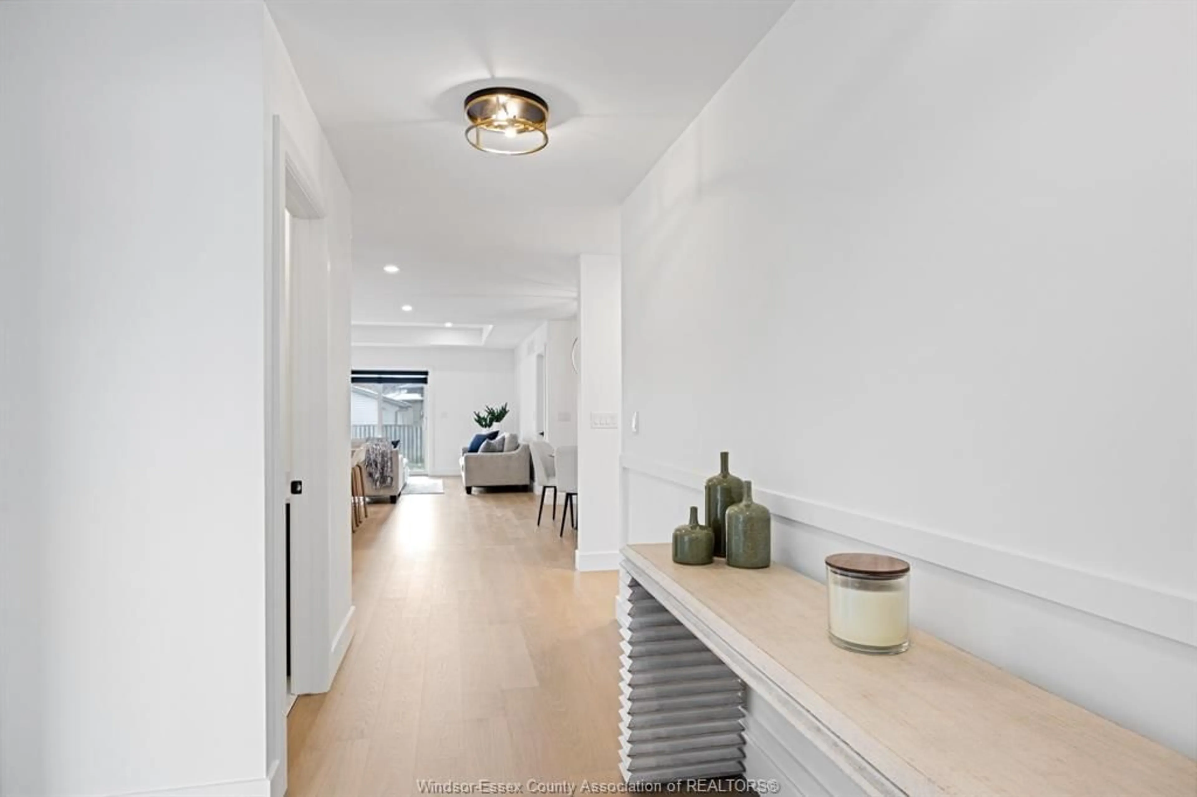 Indoor foyer for 410 JOLLY, LaSalle Ontario N9J 0E7