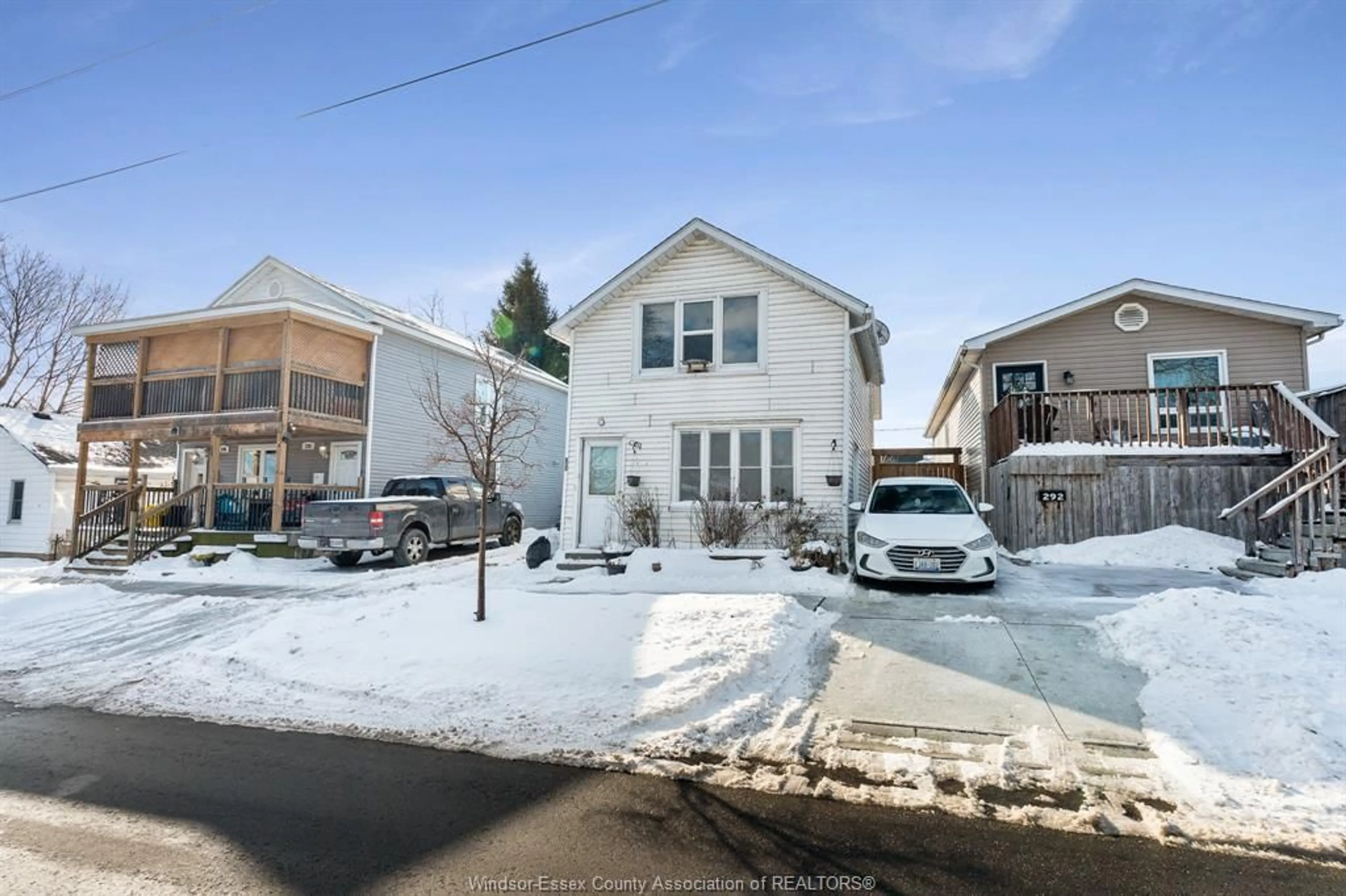 A pic from outside/outdoor area/front of a property/back of a property/a pic from drone, street for 294 Seymour St, Amherstburg Ontario N9V 2B8