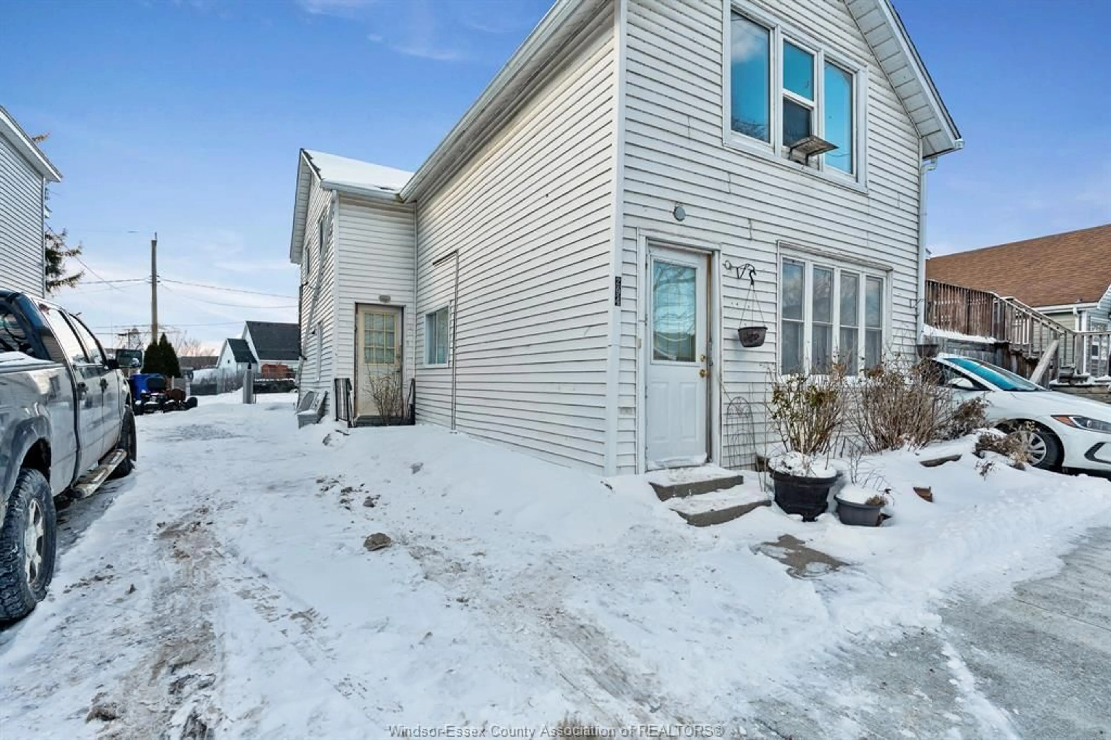 A pic from outside/outdoor area/front of a property/back of a property/a pic from drone, street for 294 Seymour St, Amherstburg Ontario N9V 2B8