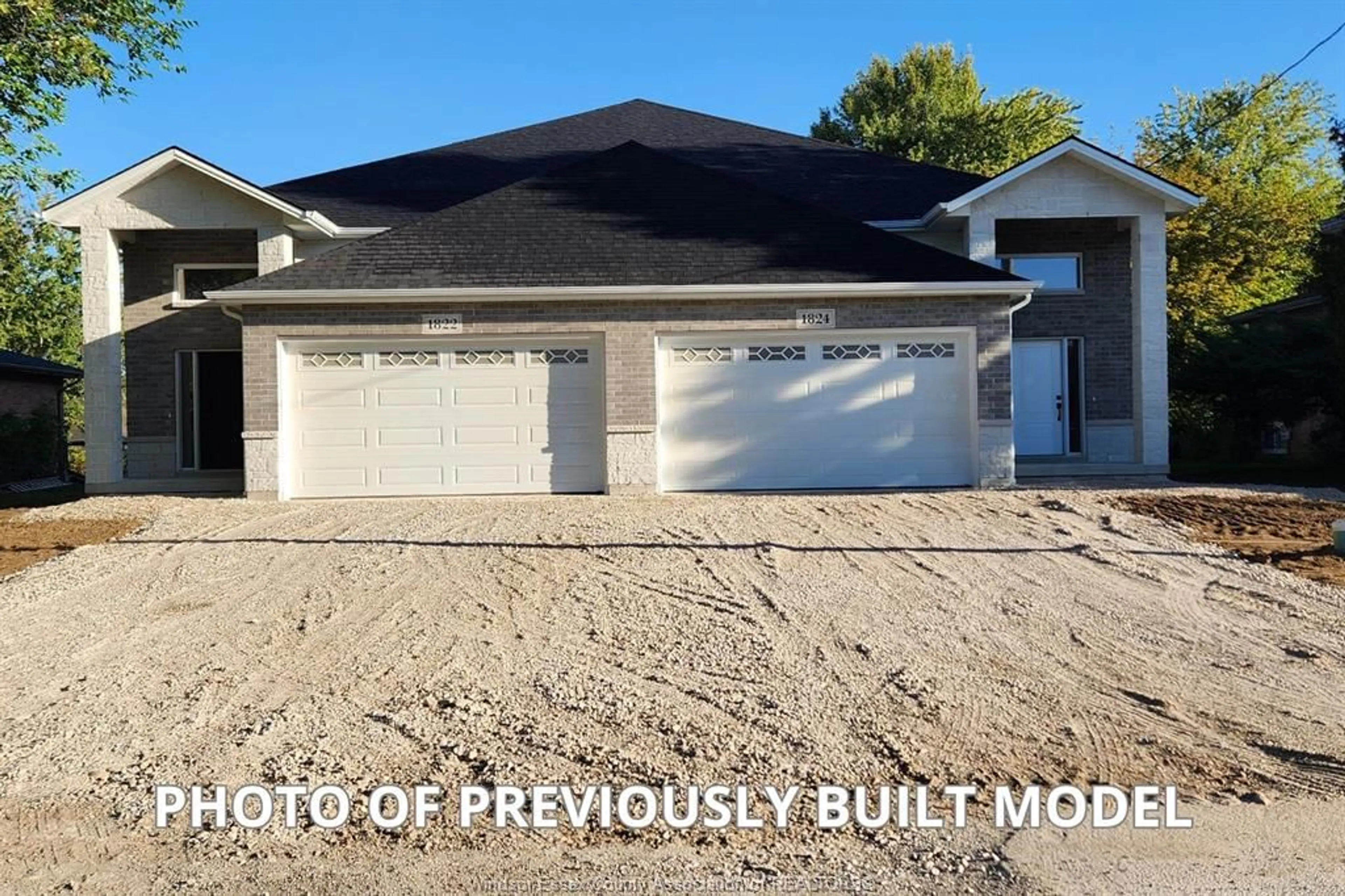 A pic from outside/outdoor area/front of a property/back of a property/a pic from drone, building for 927-B BOUFFARD, LaSalle Ontario N9J 2Y1