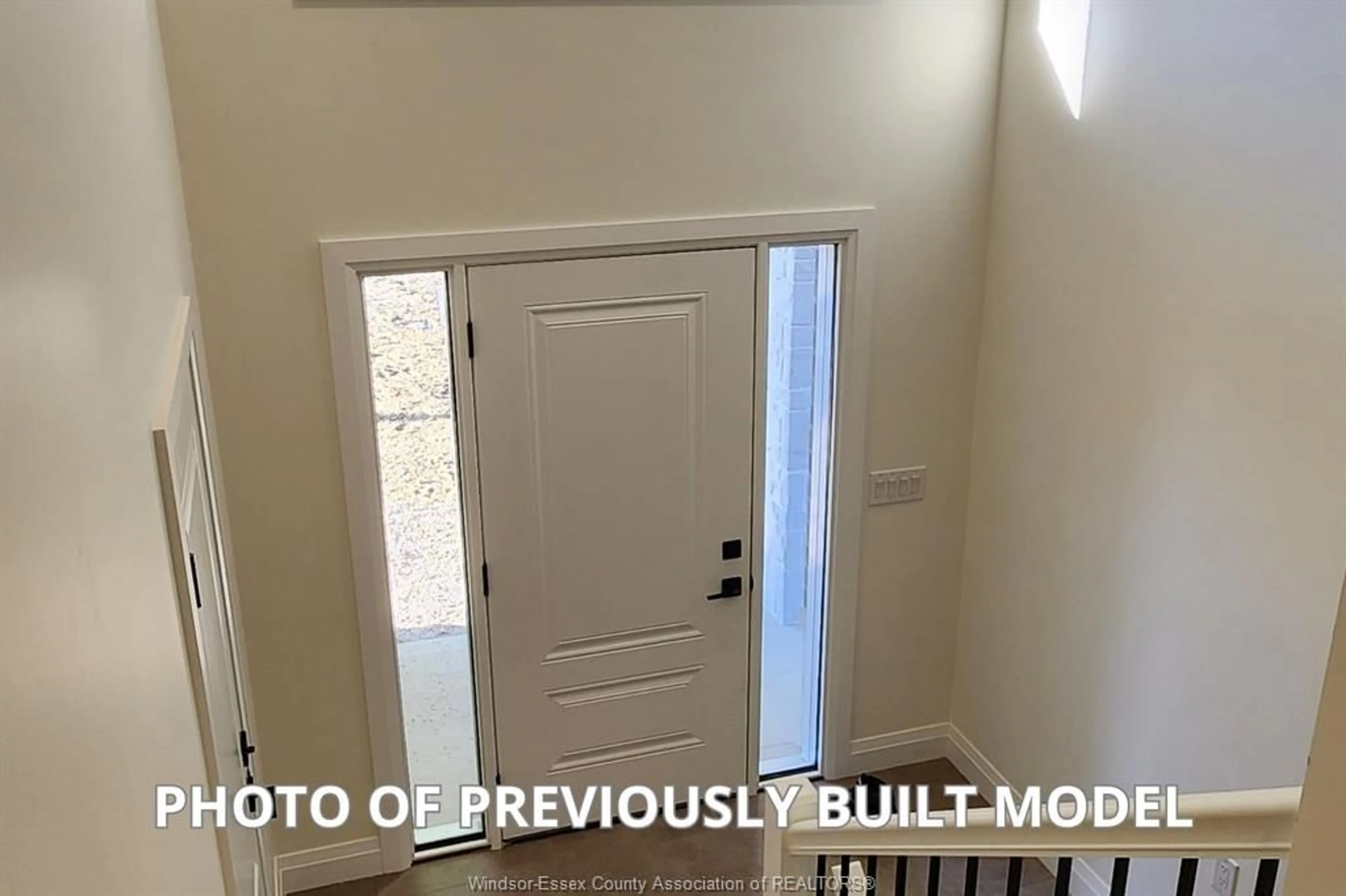 Indoor entryway for 927-B BOUFFARD, LaSalle Ontario N9J 2Y1