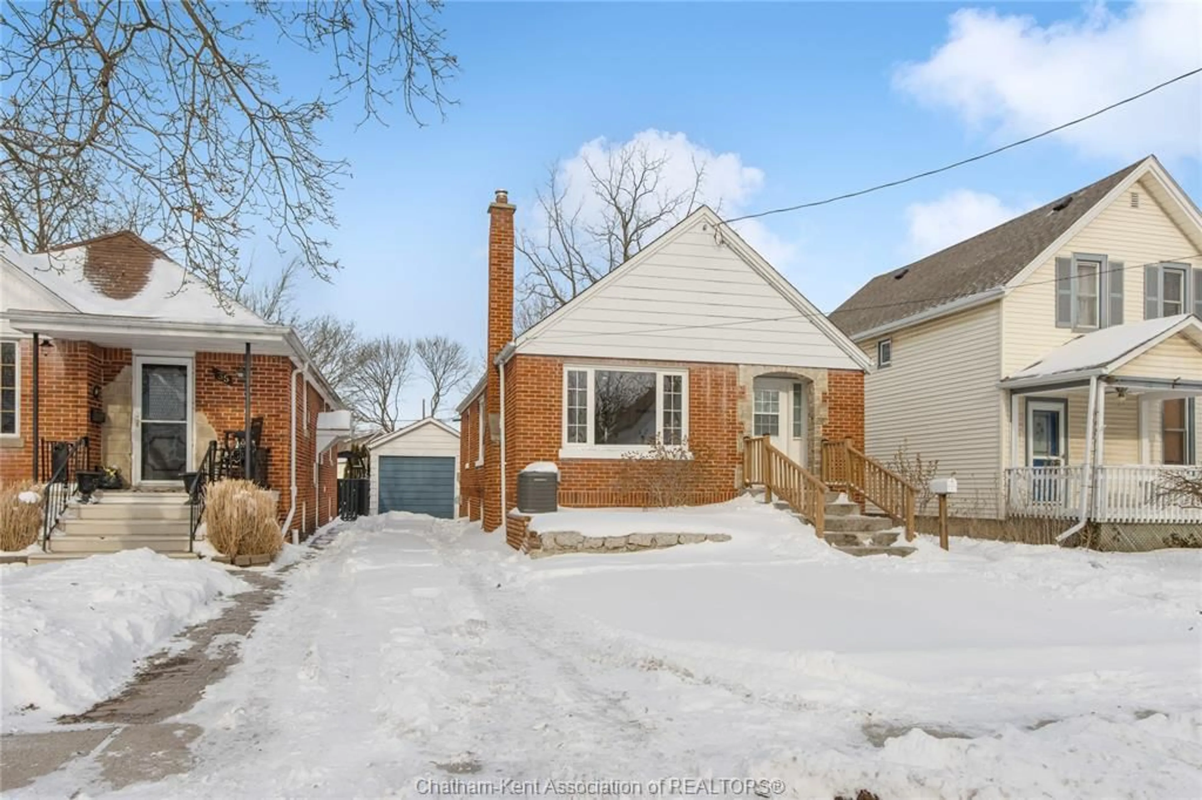 Home with brick exterior material, street for 33 WILSON Ave, Chatham Ontario N7L 1K8