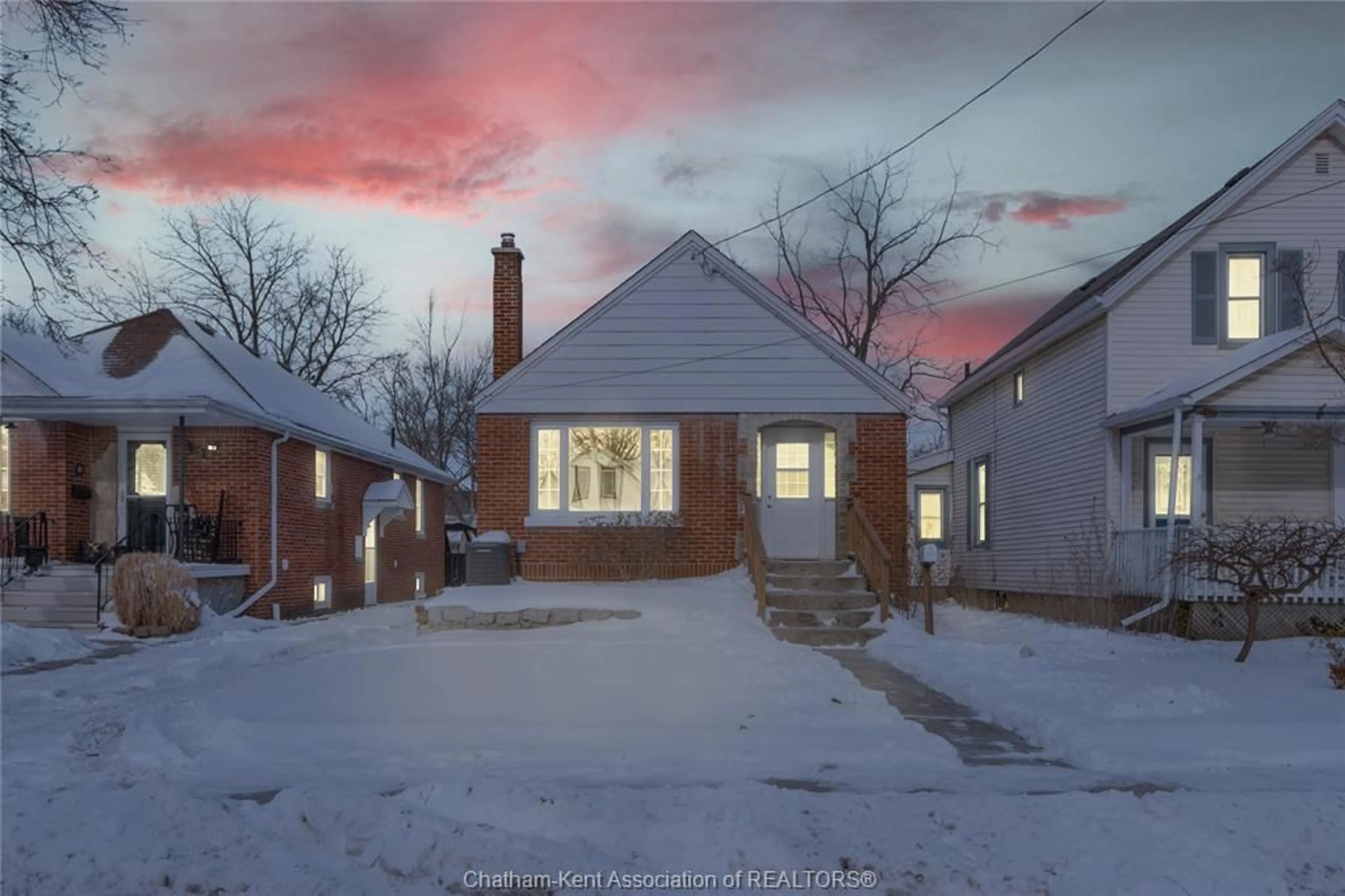 Home with brick exterior material, street for 33 WILSON Ave, Chatham Ontario N7L 1K8