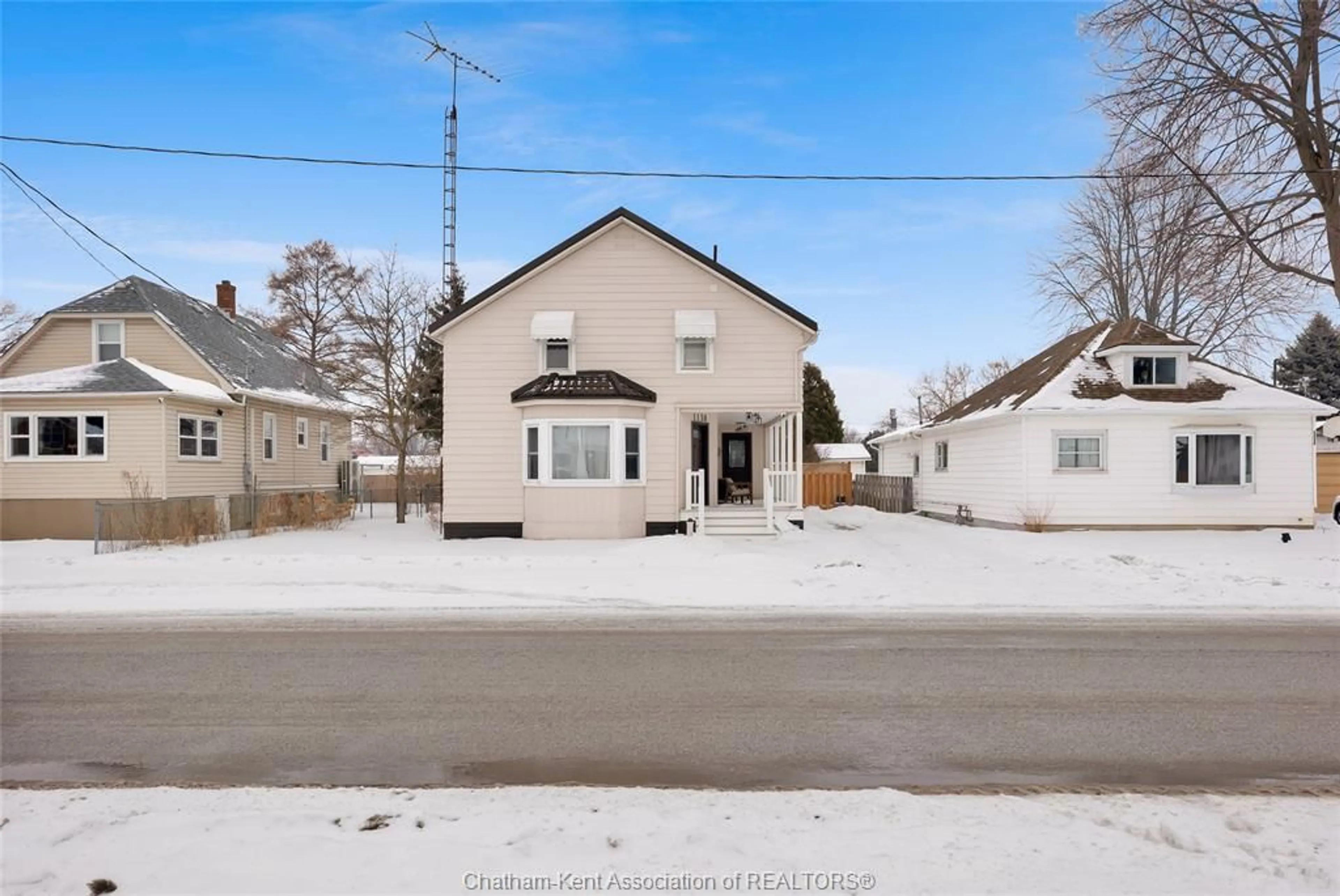 A pic from outside/outdoor area/front of a property/back of a property/a pic from drone, street for 1130 Elizabeth St, Wallaceburg Ontario N8A 3A8