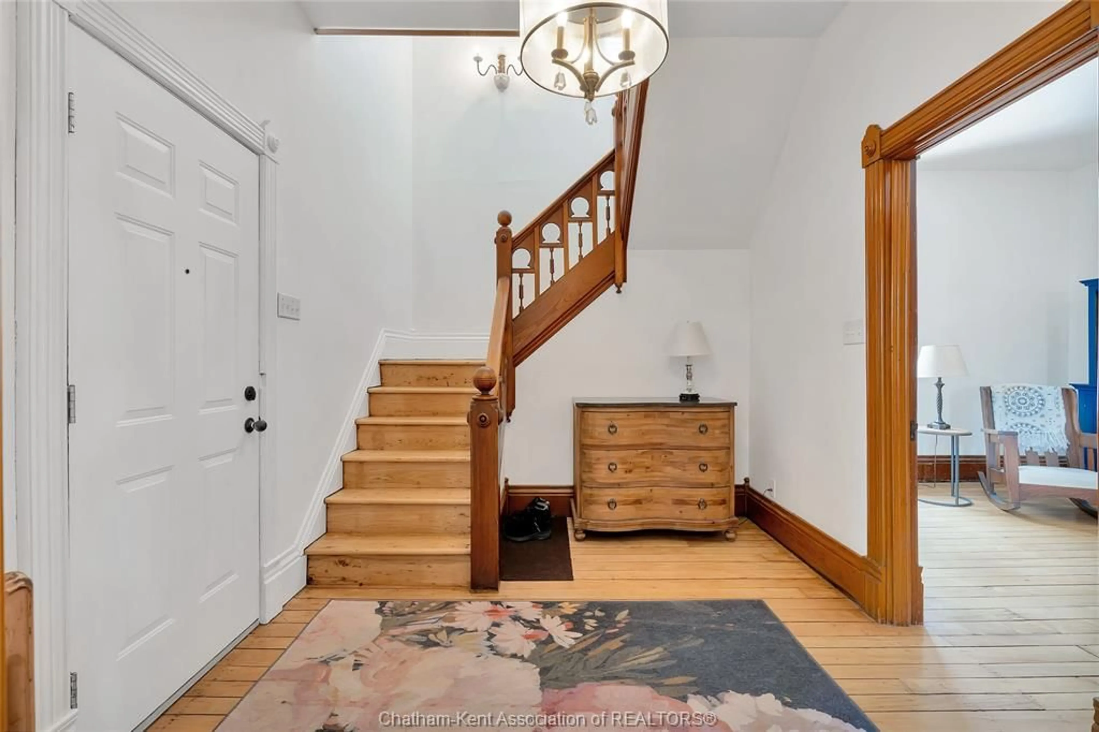 Indoor foyer for 4 Sherman St, Thamesville Ontario N0P 1A0