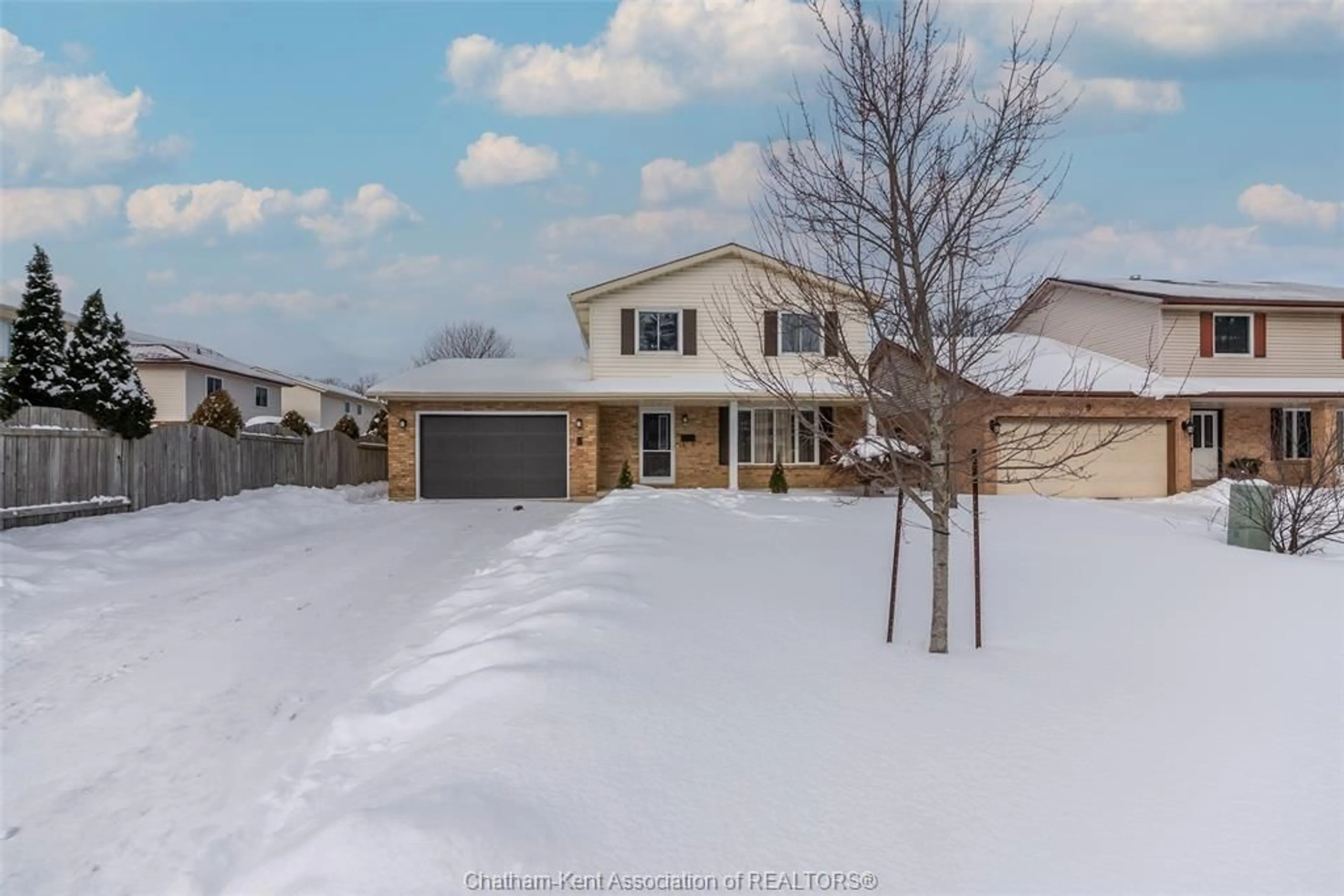 A pic from outside/outdoor area/front of a property/back of a property/a pic from drone, street for 5 Turquoise Crt, Chatham Ontario N7M 6G8
