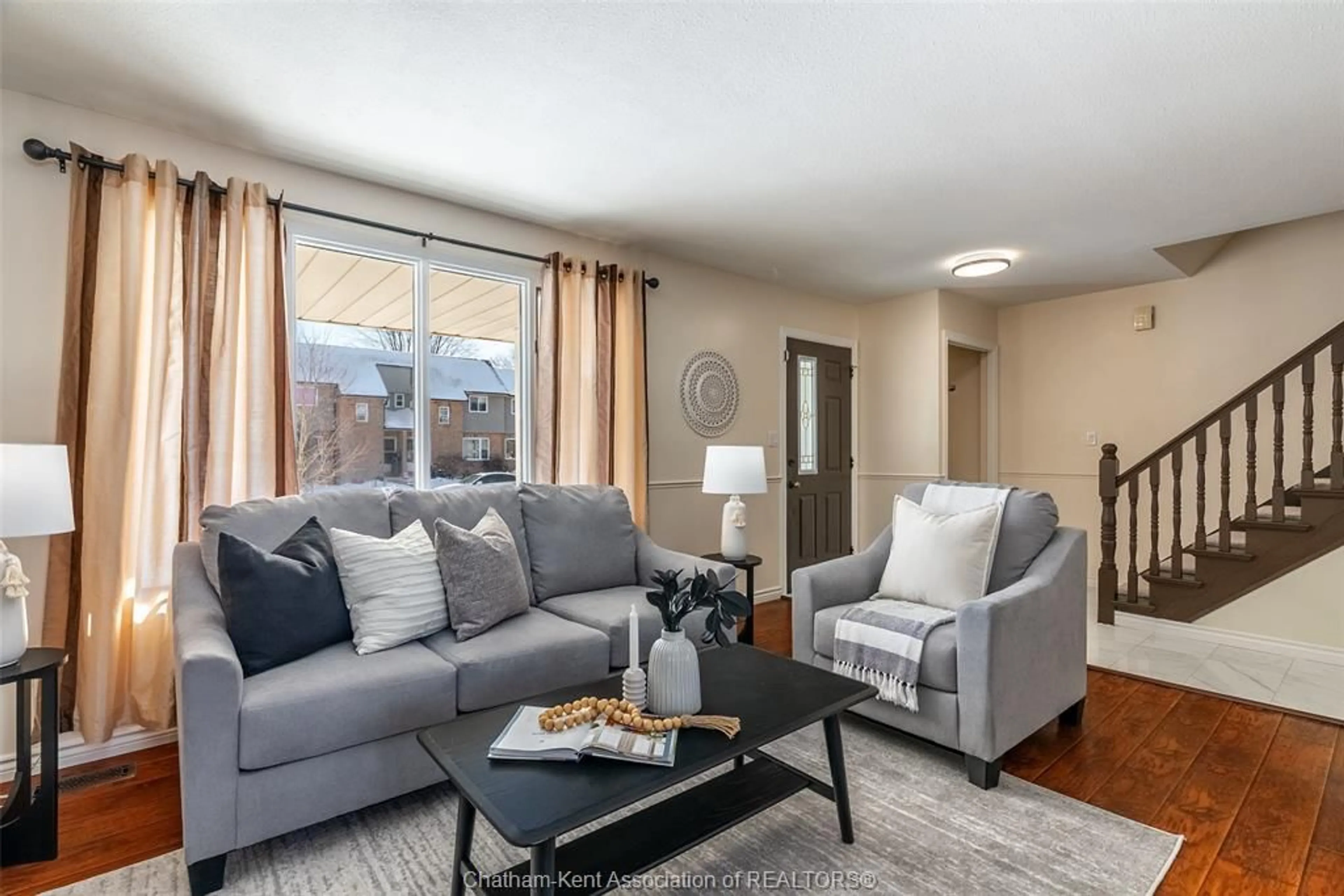 Living room with furniture, unknown for 5 Turquoise Crt, Chatham Ontario N7M 6G8