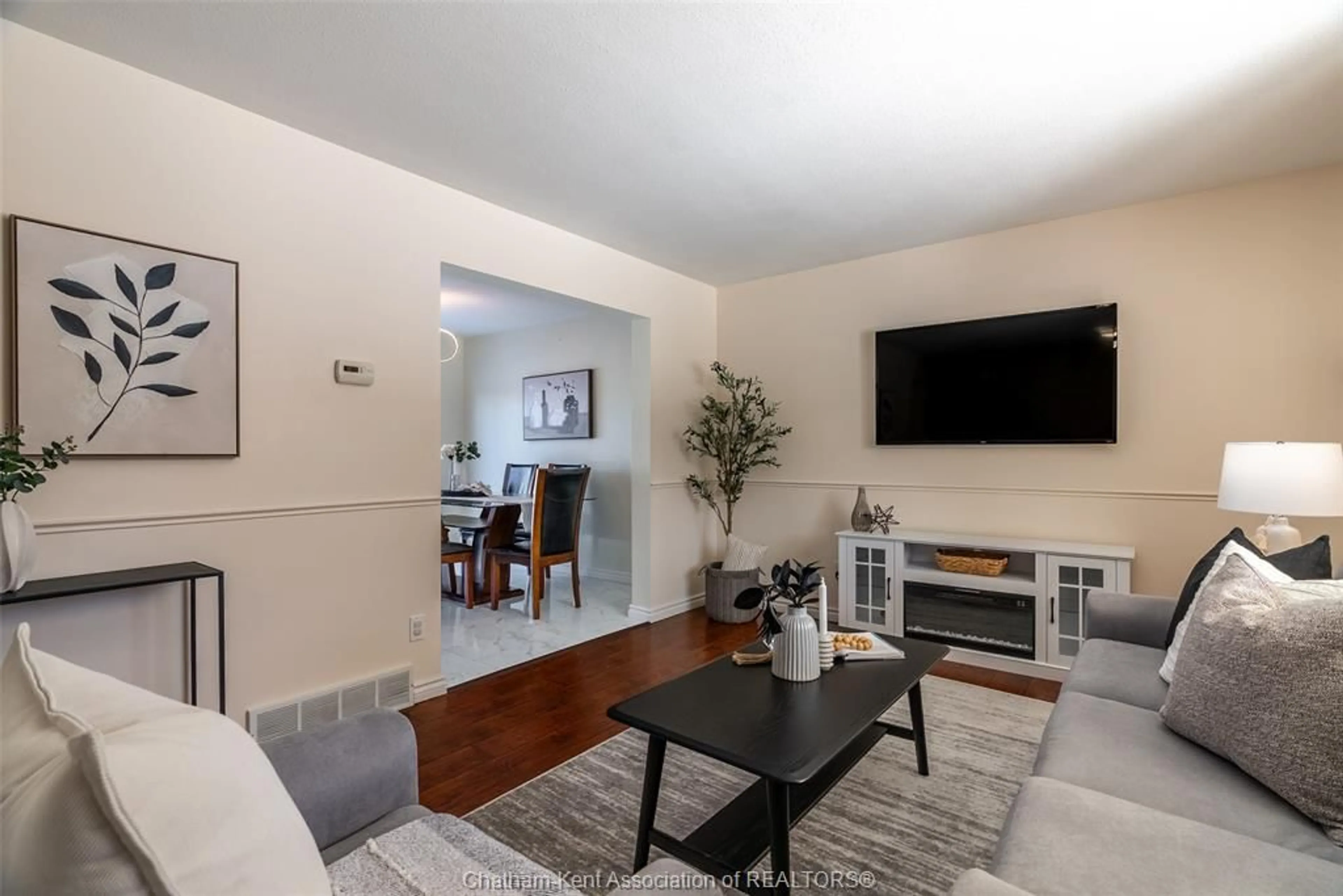 Living room with furniture, unknown for 5 Turquoise Crt, Chatham Ontario N7M 6G8