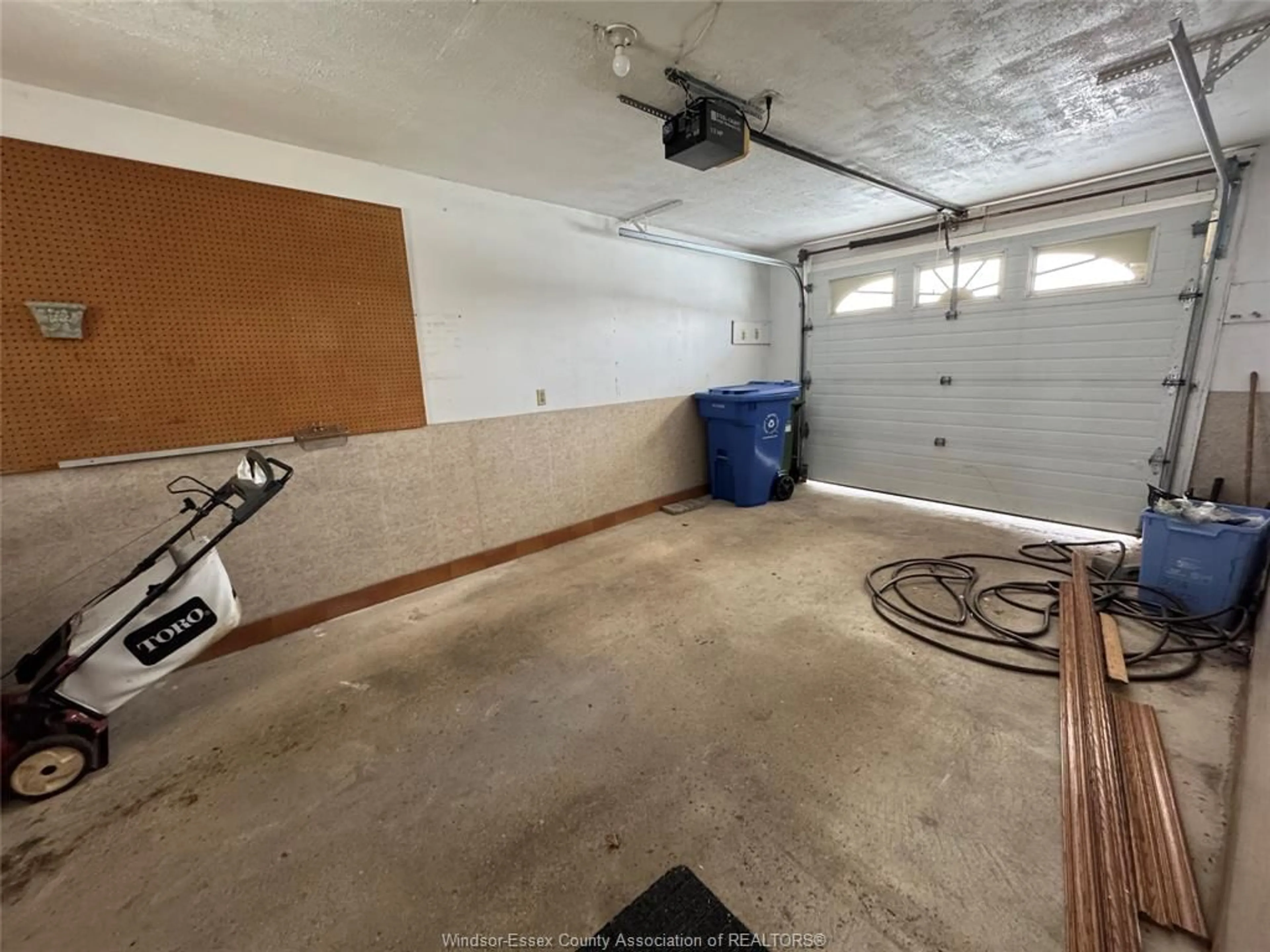 Indoor garage for 3034 FAZIO Dr, Windsor Ontario N9E 4G1