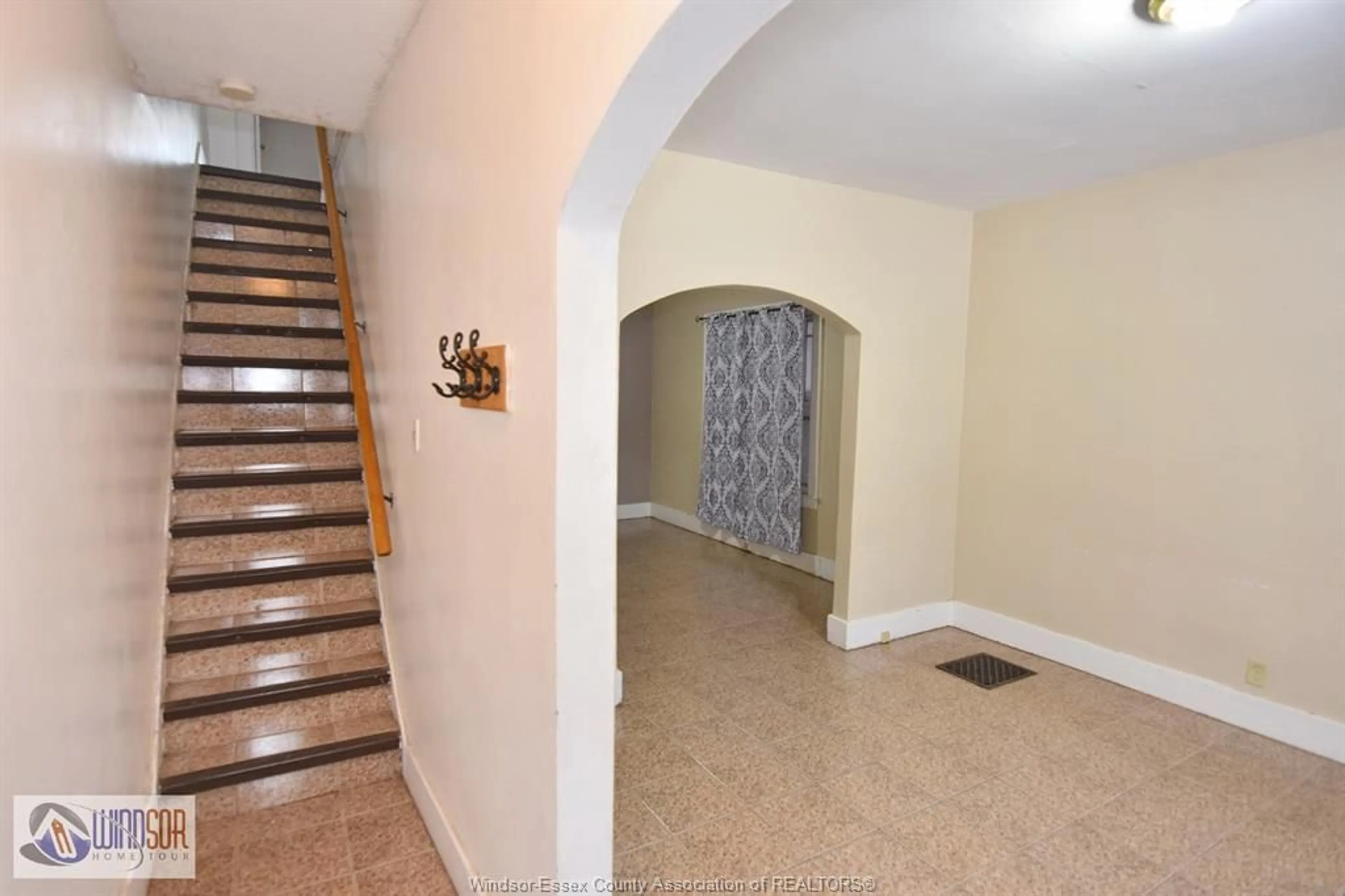 Indoor foyer for 735-737 PARTINGTON, Windsor Ontario N9B 2N6