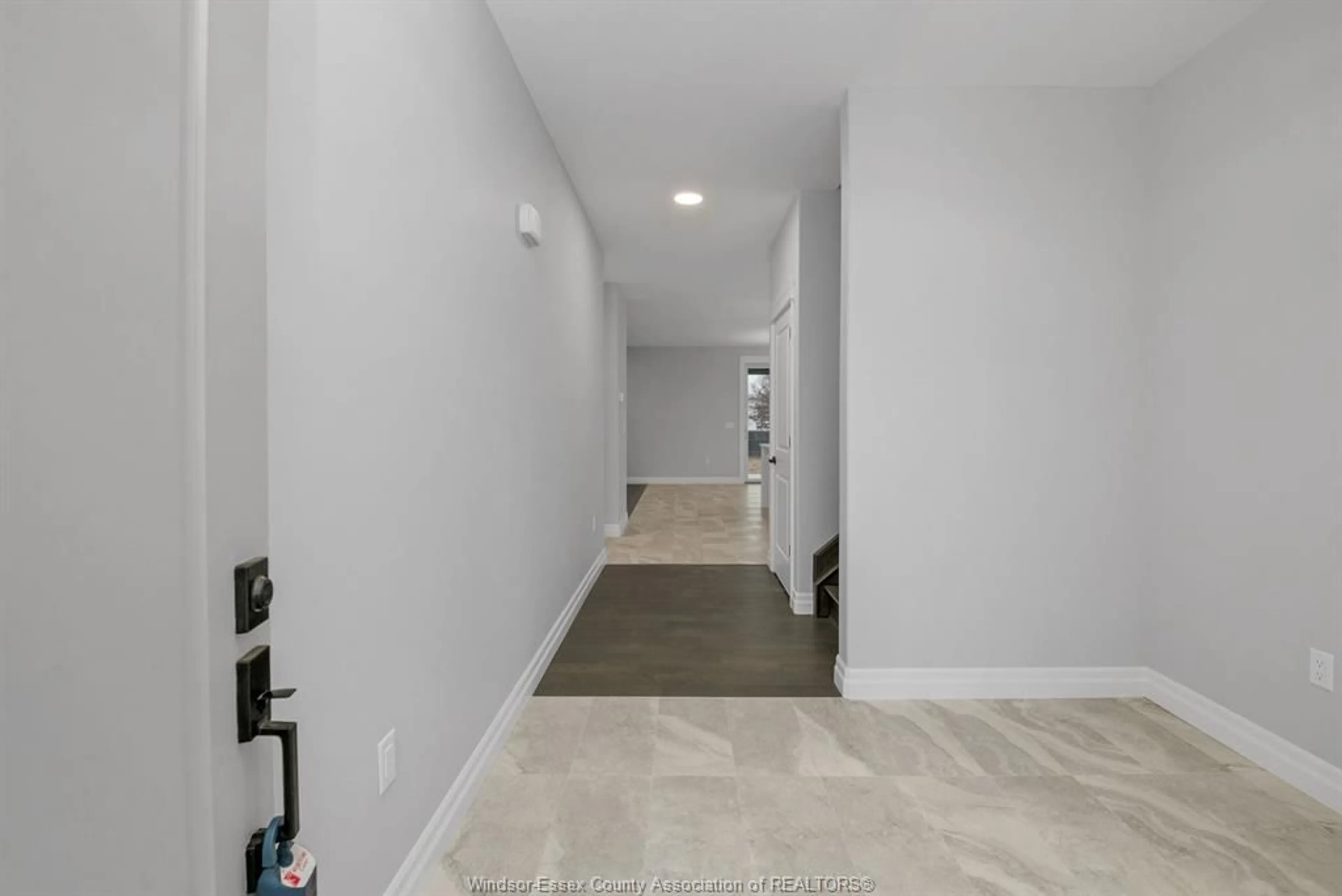 Indoor foyer for 49 BELLEVIEW Dr, Kingsville Ontario N0R 1B0