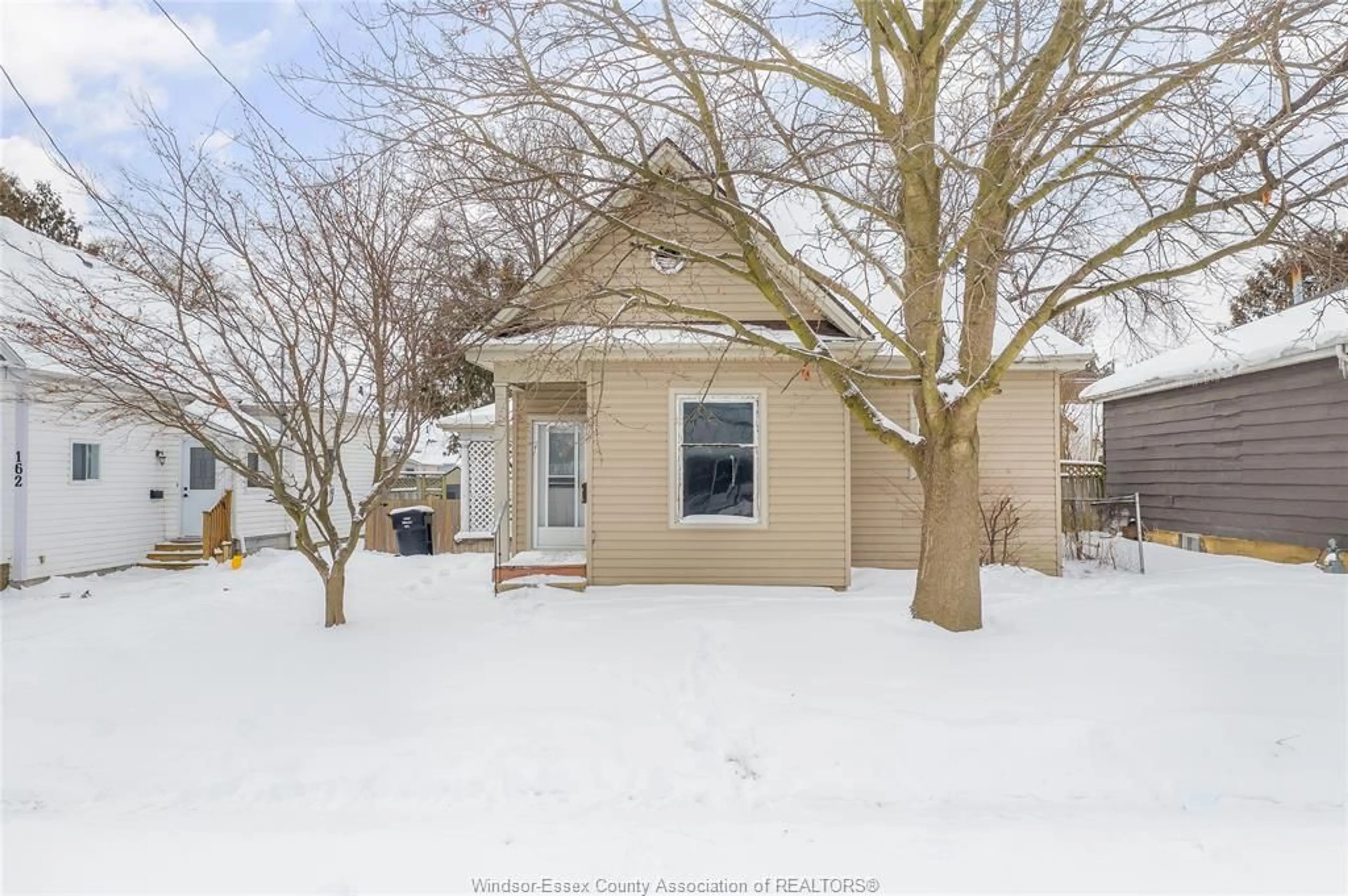 A pic from outside/outdoor area/front of a property/back of a property/a pic from drone, street for 158 WEST St, Chatham Ontario N7M 2R8