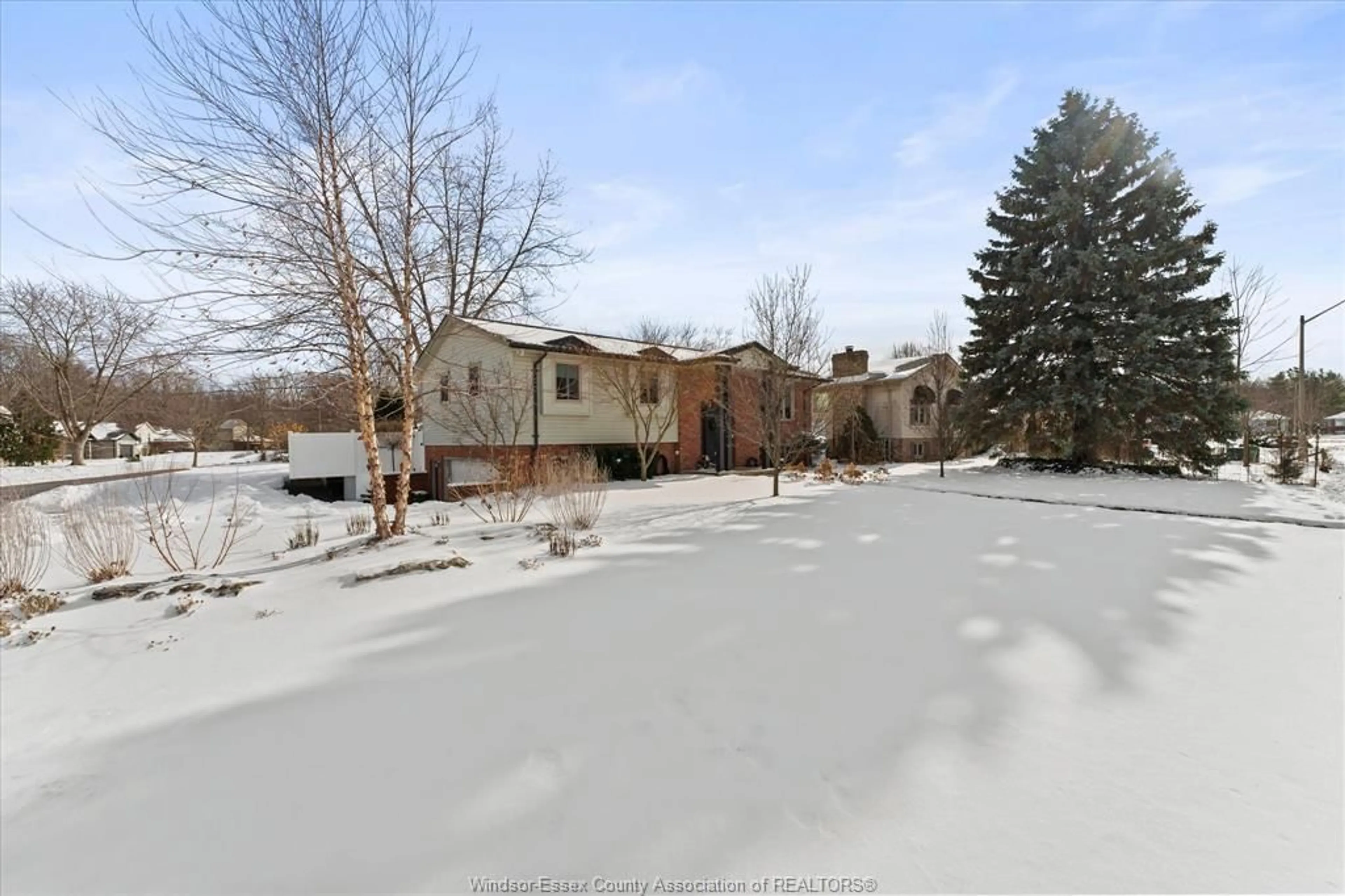 A pic from outside/outdoor area/front of a property/back of a property/a pic from drone, street for 405 STATE St, LaSalle Ontario N9J 3G1