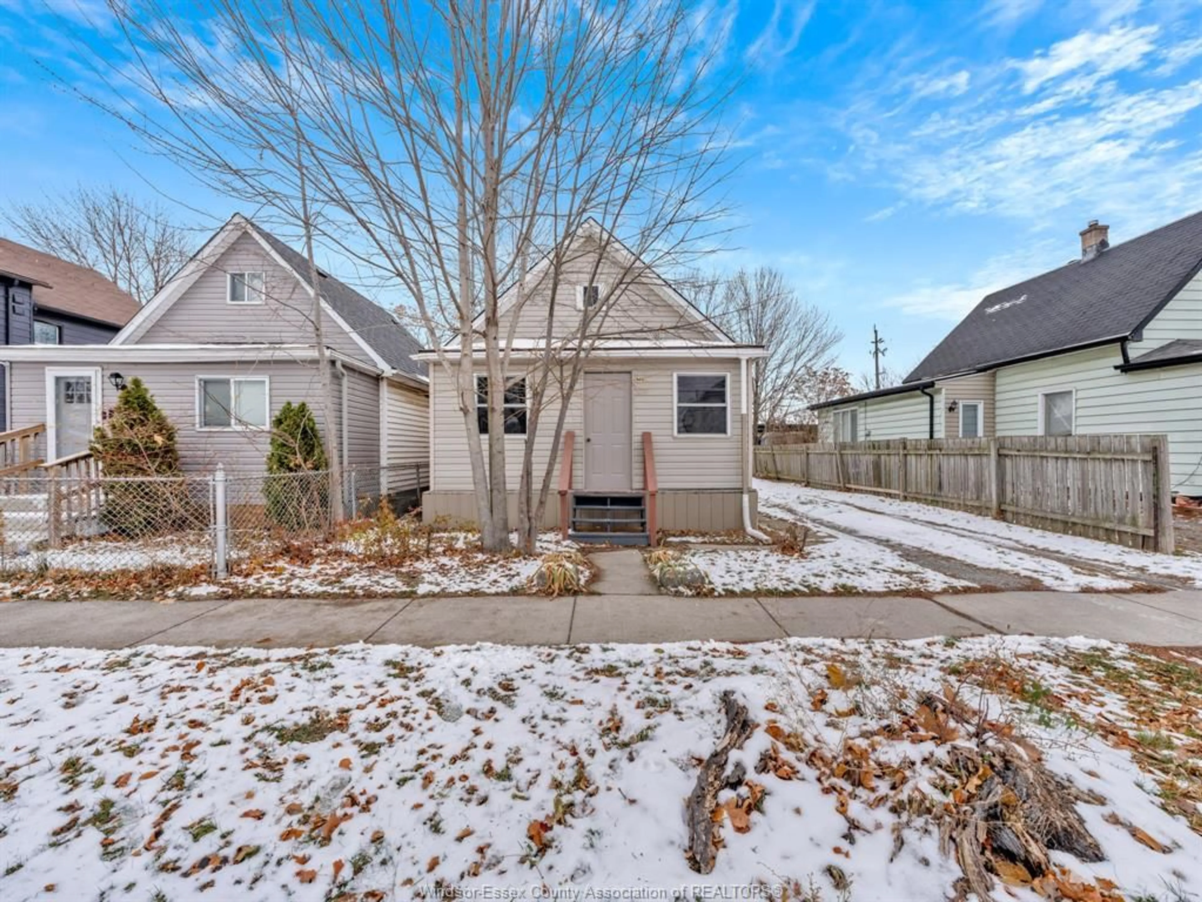 A pic from outside/outdoor area/front of a property/back of a property/a pic from drone, street for 944 MAISONVILLE, Windsor Ontario N8Y 3R9