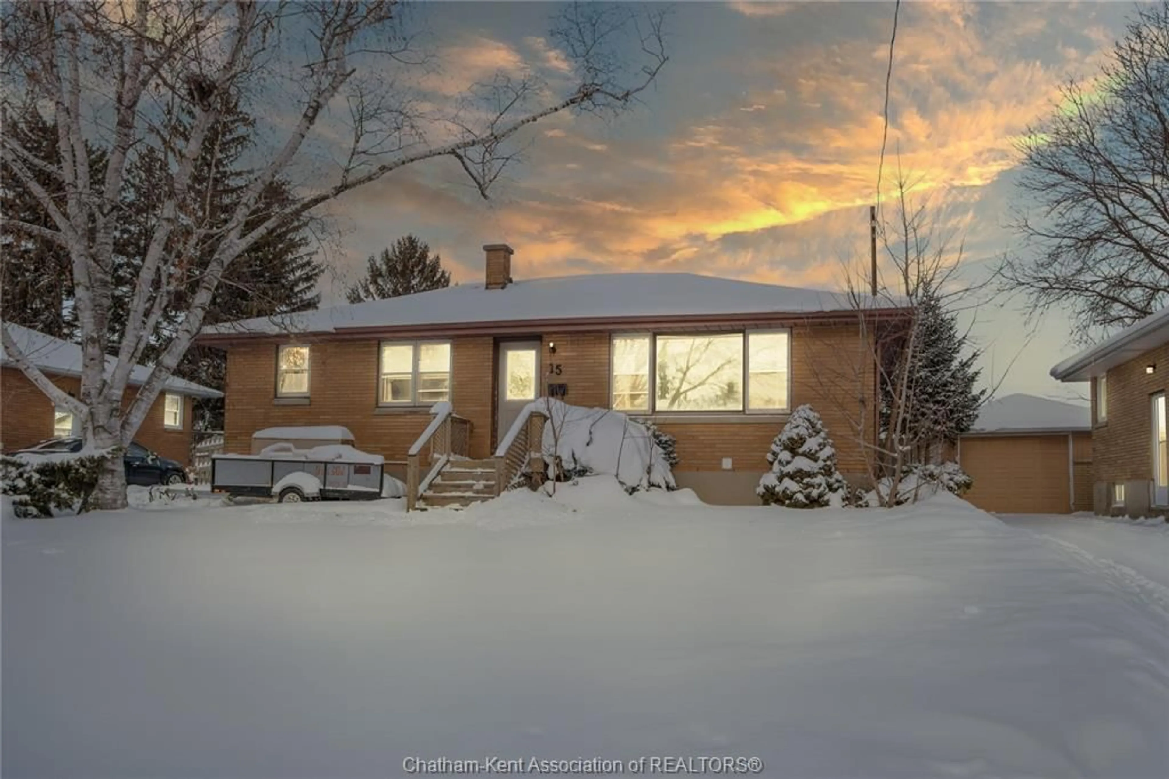 A pic from outside/outdoor area/front of a property/back of a property/a pic from drone, street for 15 HOMEWOOD St, Chatham Ontario N7M 3X1