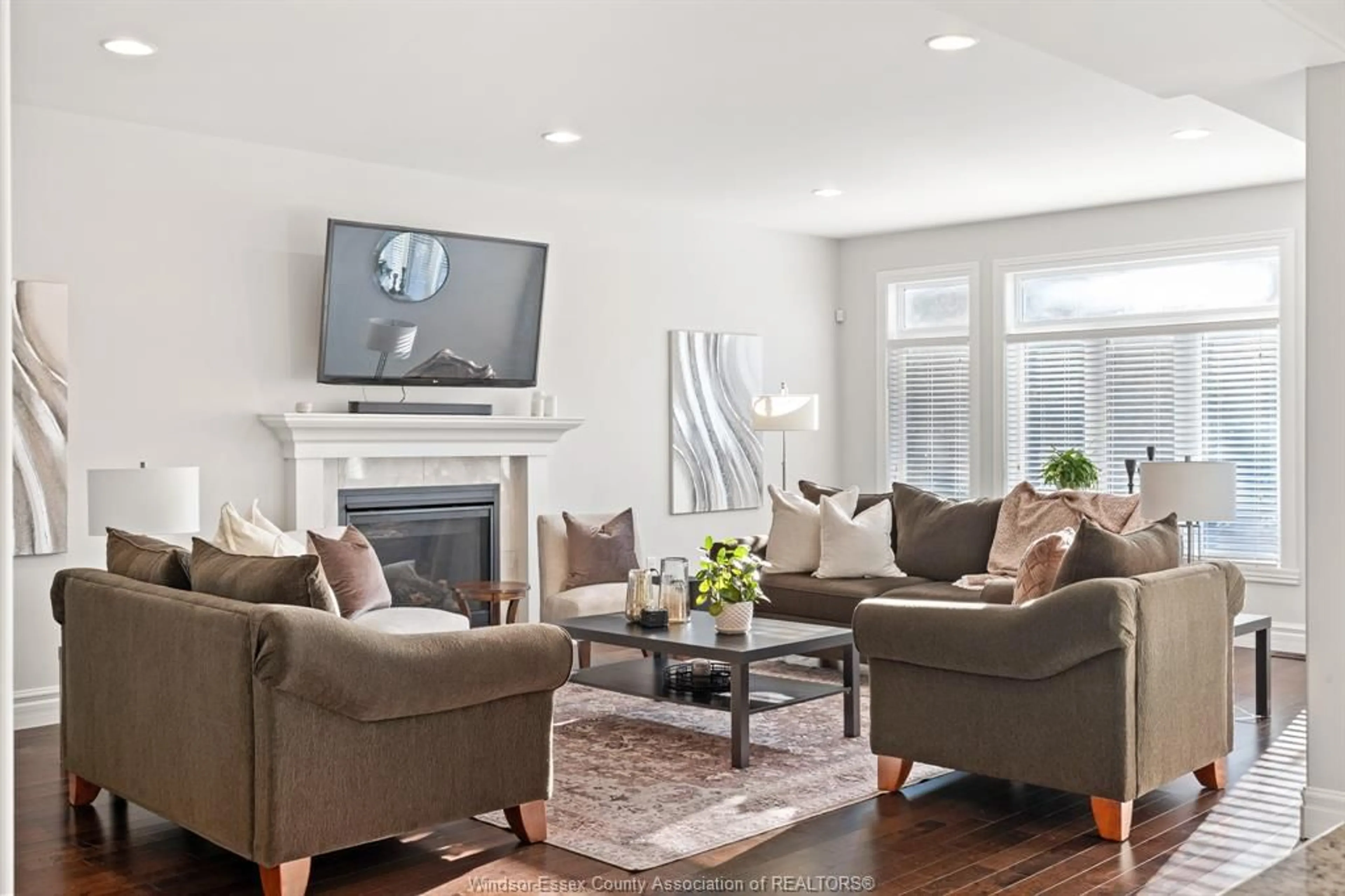 Living room with furniture, unknown for 6184 DISPUTED Rd, LaSalle Ontario N9H 0E6
