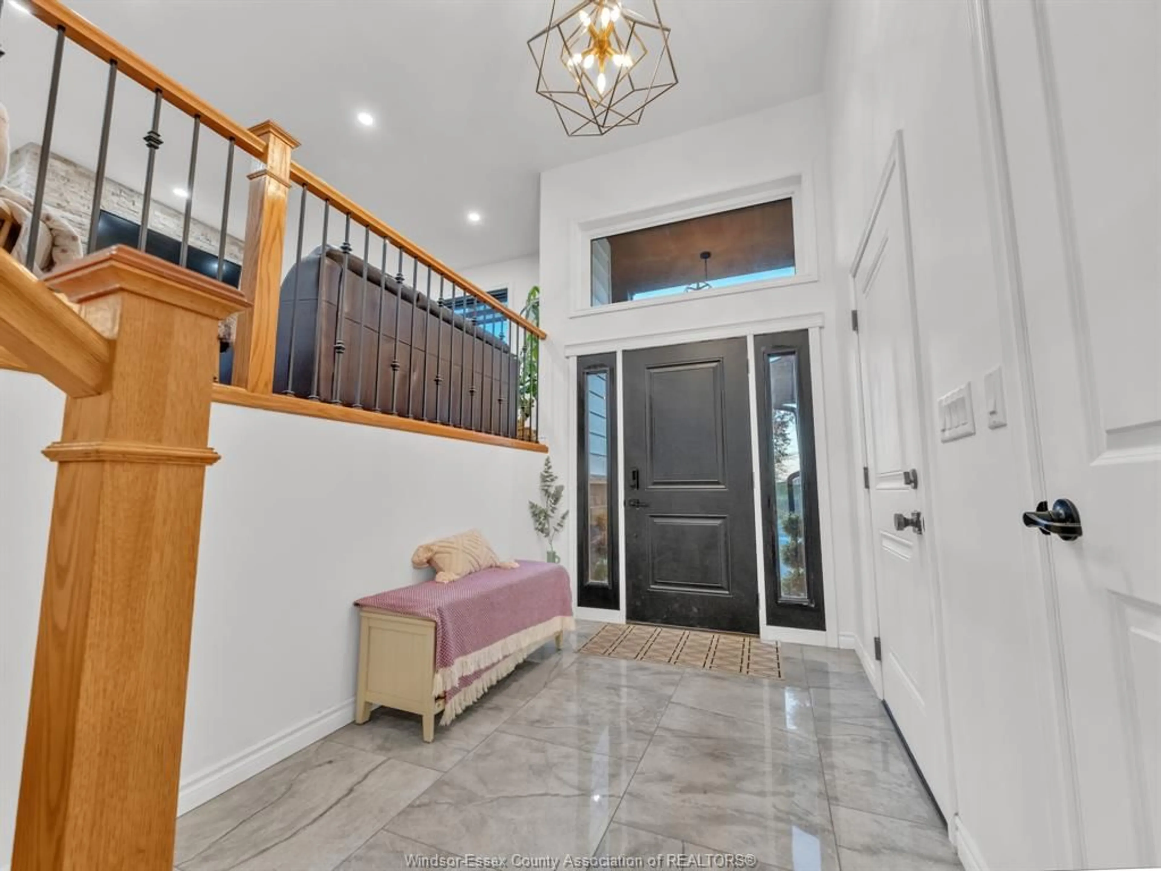 Indoor foyer for 5936 MATCHETTE, LaSalle Ontario N9J 3W1