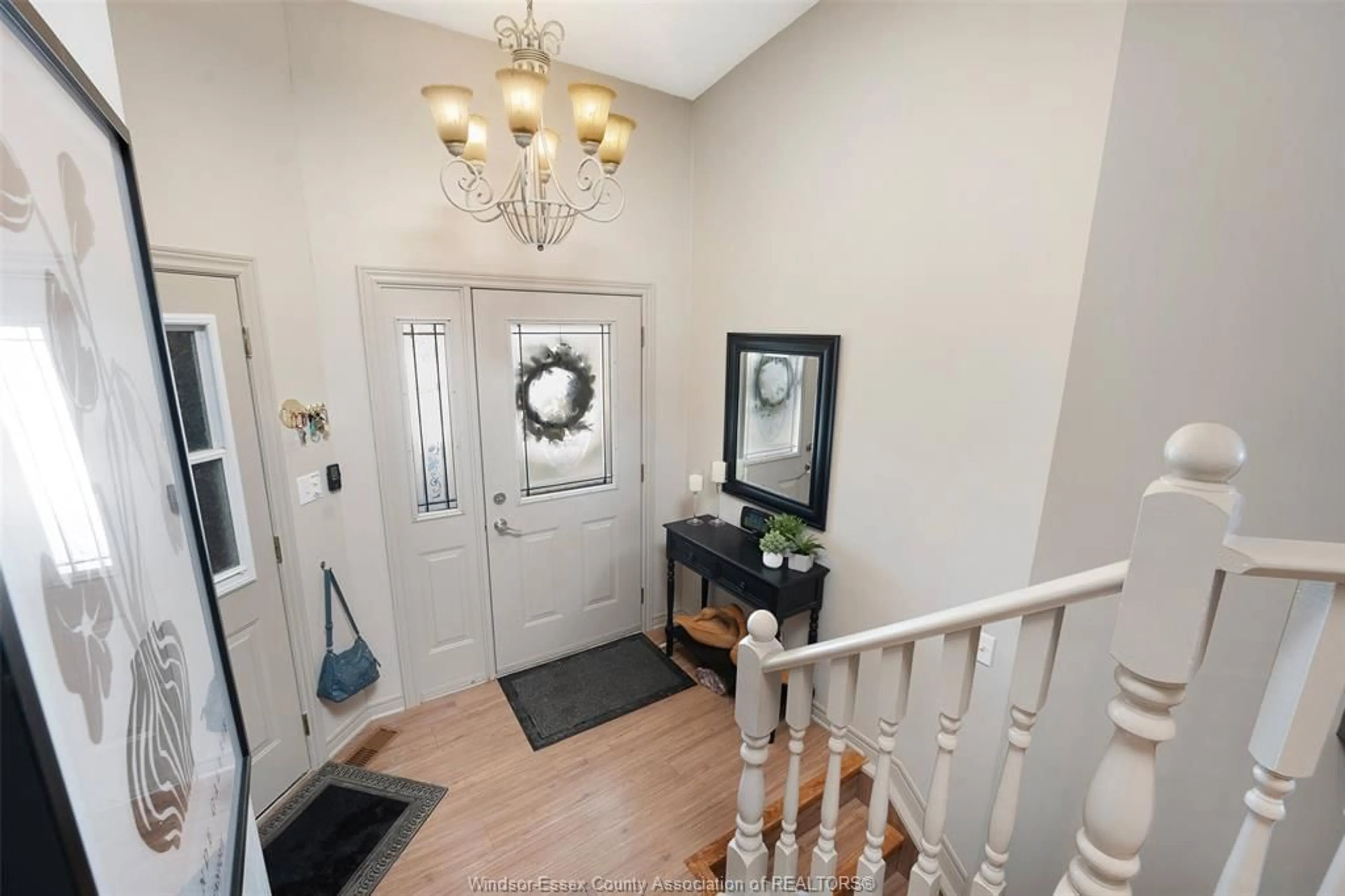 Indoor entryway for 2 QUEEN'S HILL Cres, Leamington Ontario N8H 5M6