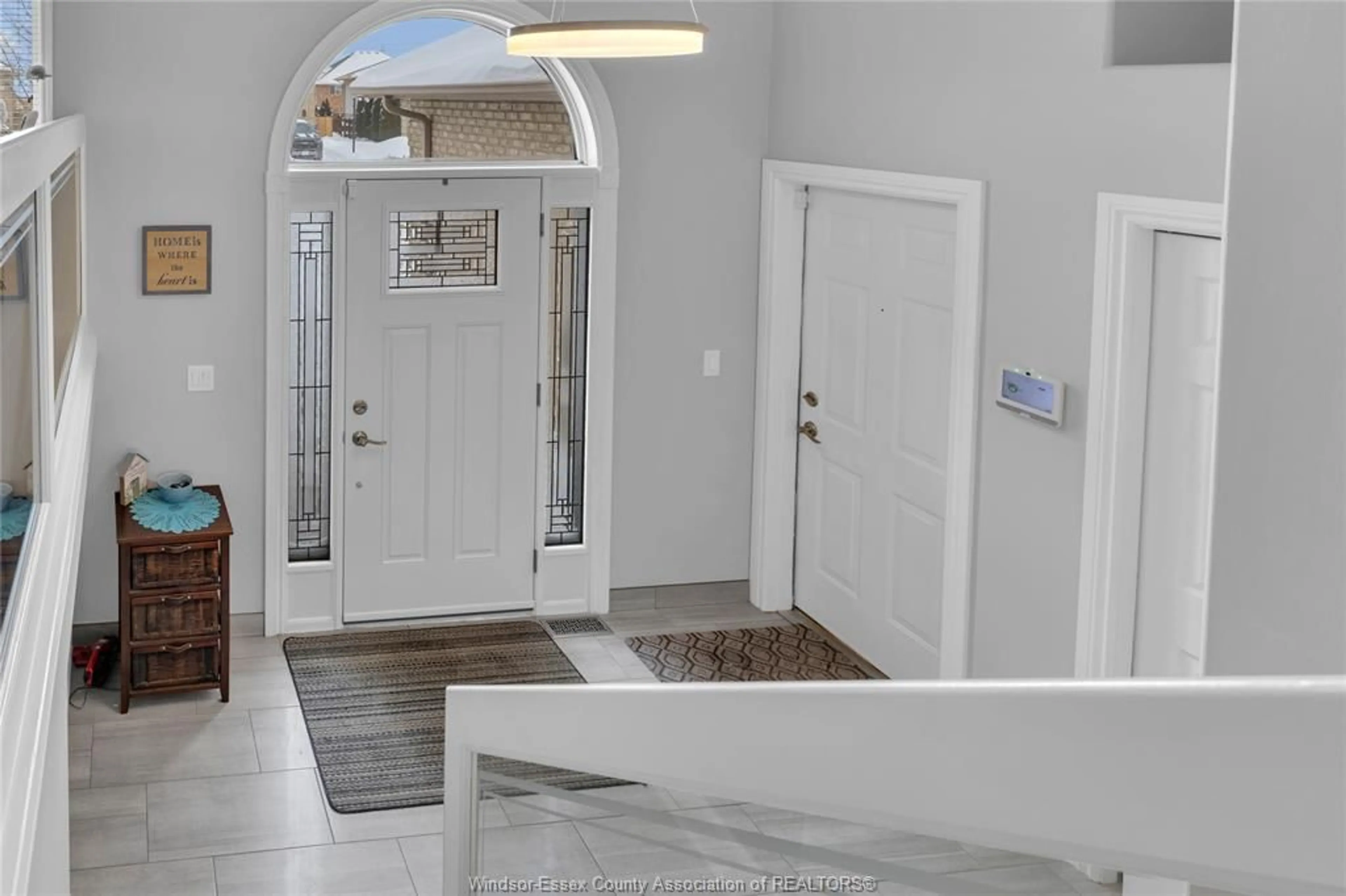 Indoor entryway for 284 Sunnyside, LaSalle Ontario N9J 3J3
