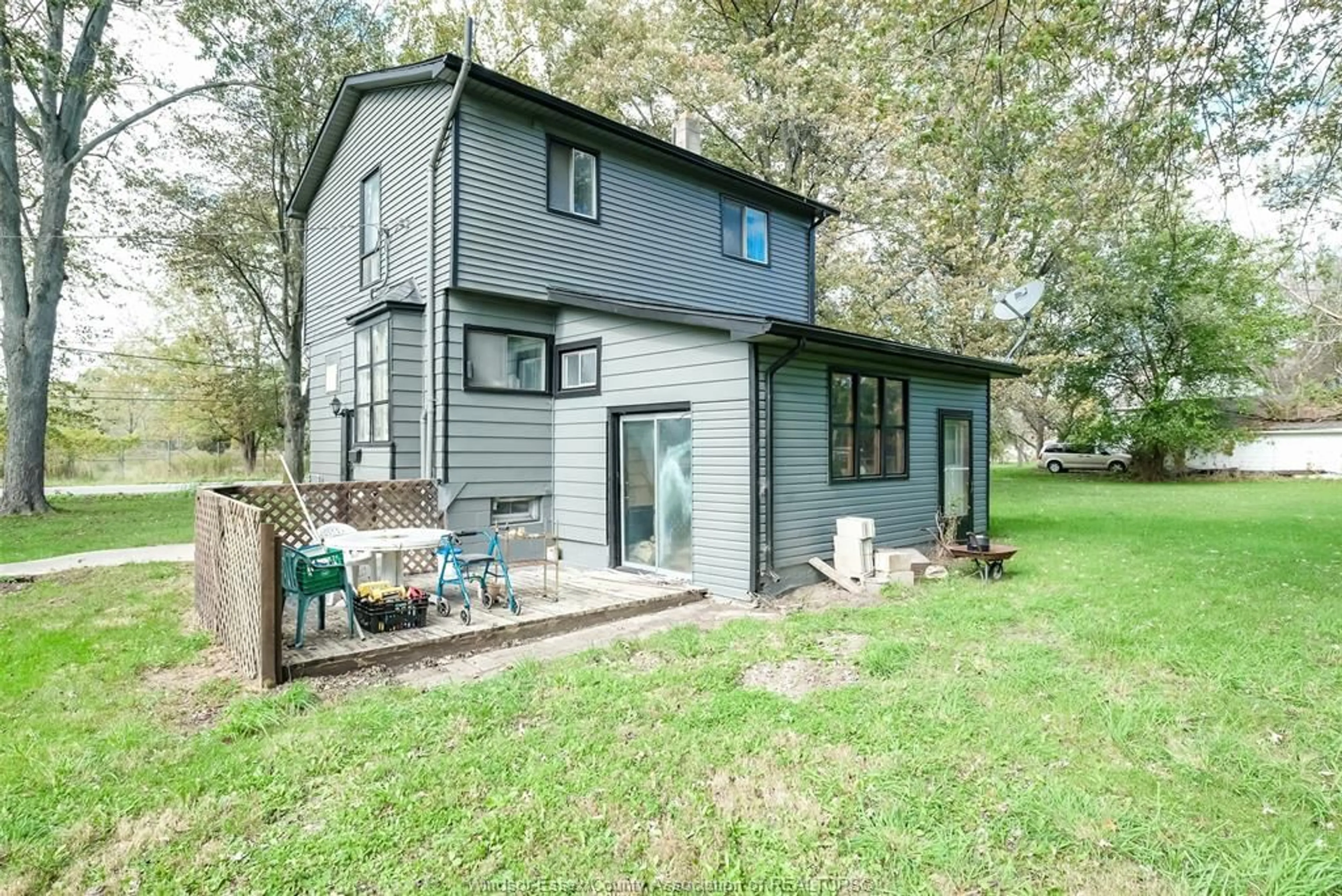 Home with vinyl exterior material, unknown for 4641 MALDEN Rd, Windsor Ontario N9E 3T4