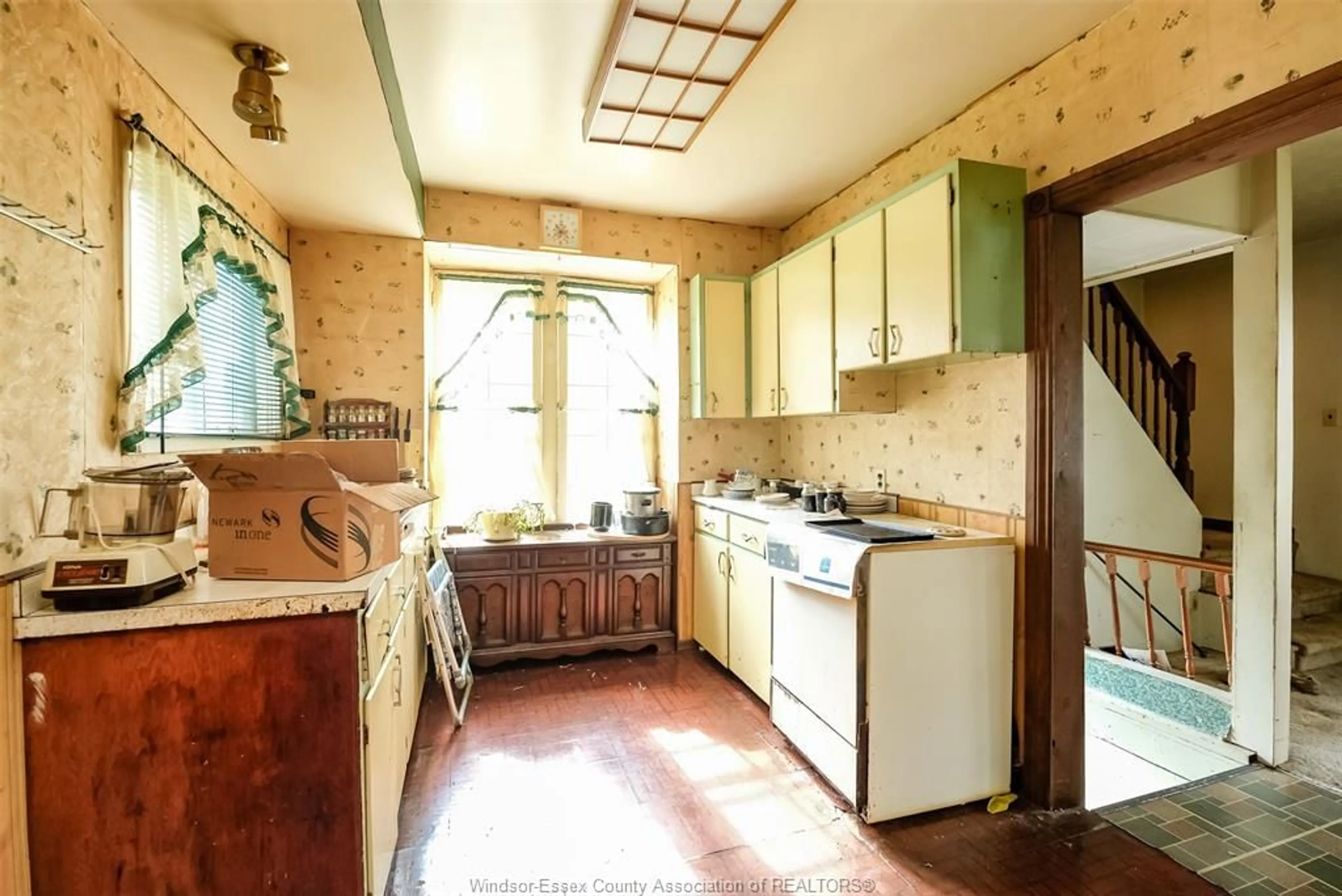 Standard kitchen, unknown for 4641 MALDEN Rd, Windsor Ontario N9E 3T4