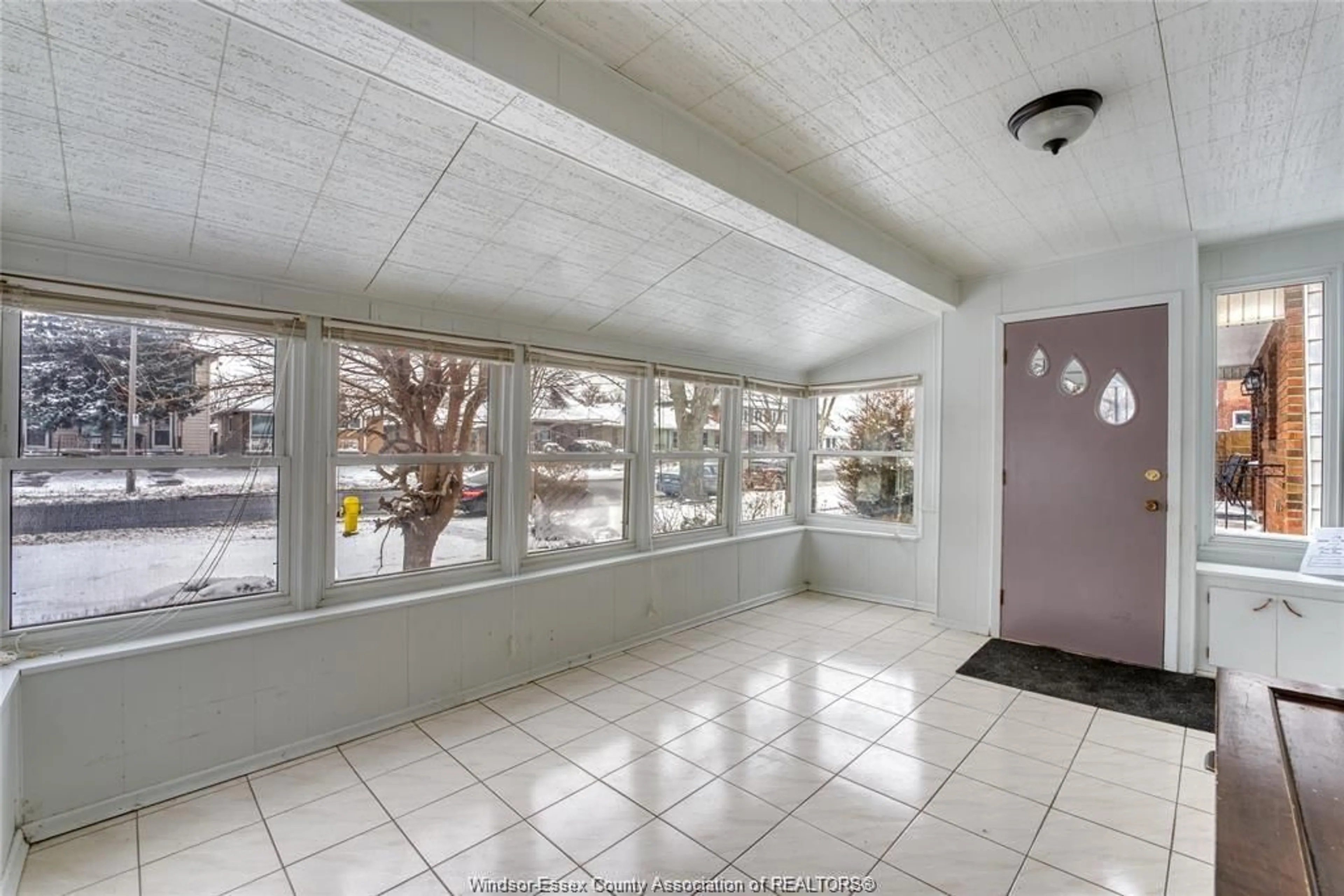 Indoor foyer for 1062 HOWARD Ave, Windsor Ontario N9A 1S7