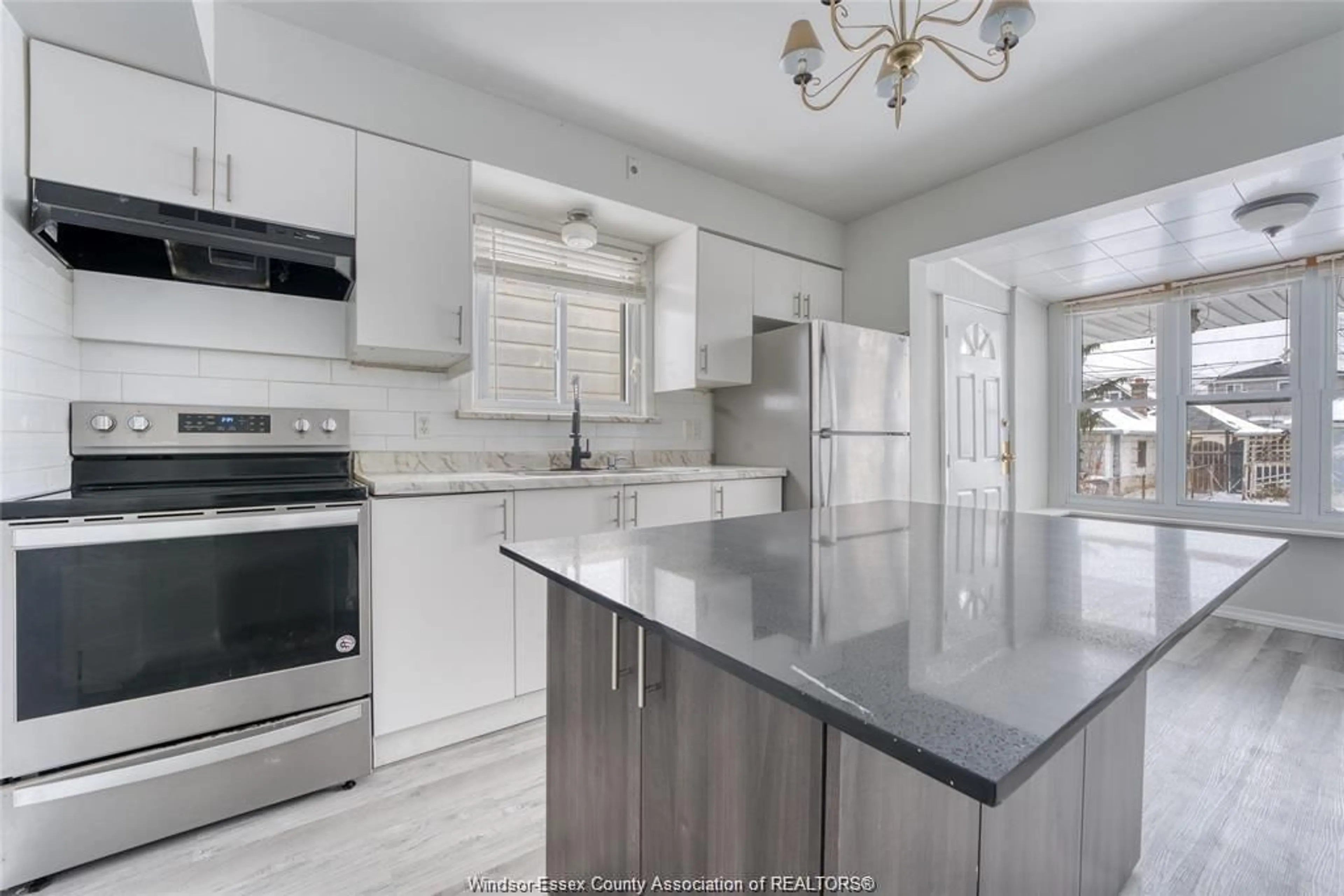 Open concept kitchen, ceramic/tile floor for 1062 HOWARD Ave, Windsor Ontario N9A 1S7