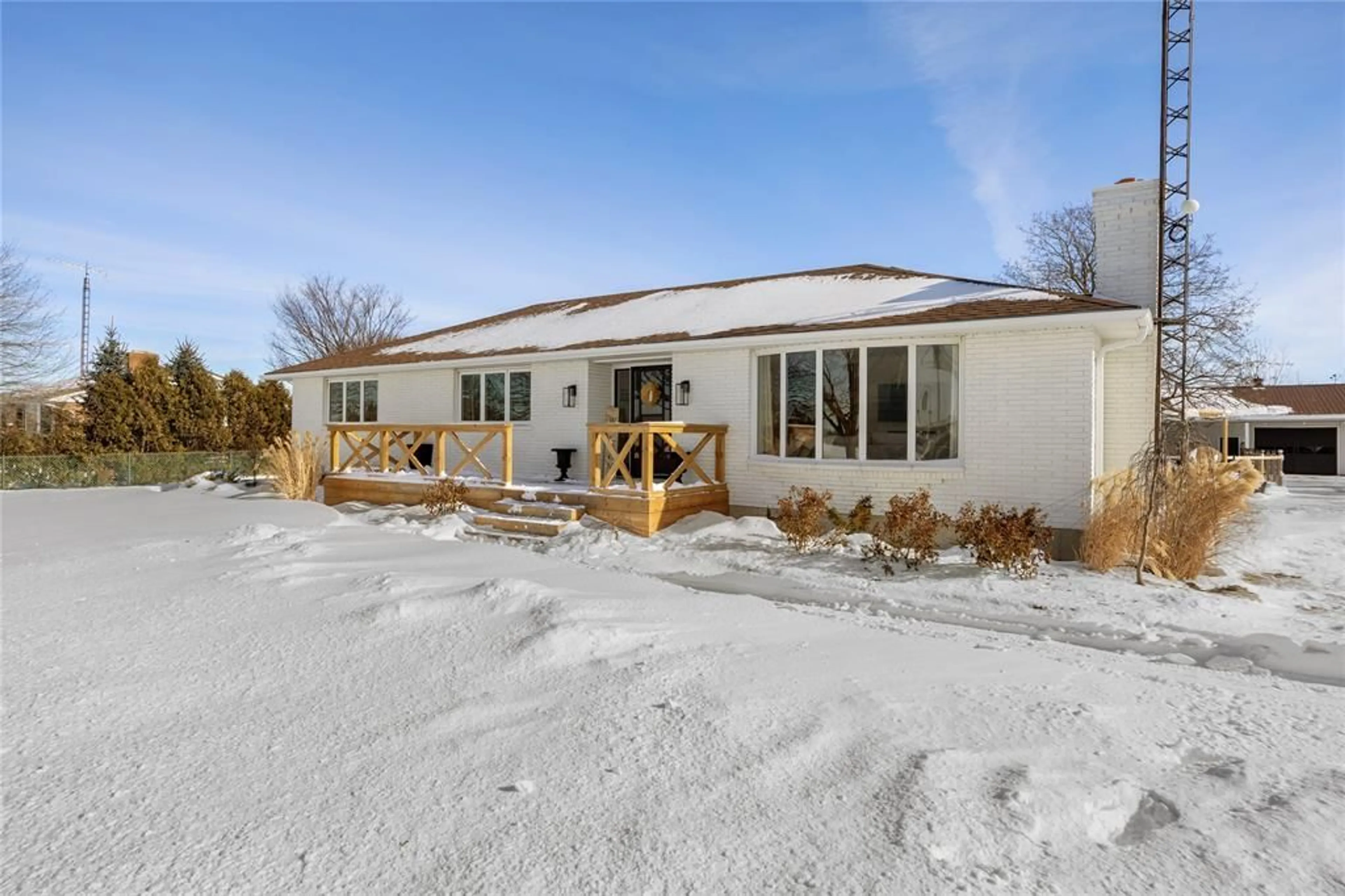 A pic from outside/outdoor area/front of a property/back of a property/a pic from drone, unknown for 5328 MANDAUMIN Rd, Plympton-Wyoming Ontario N7T 7H3