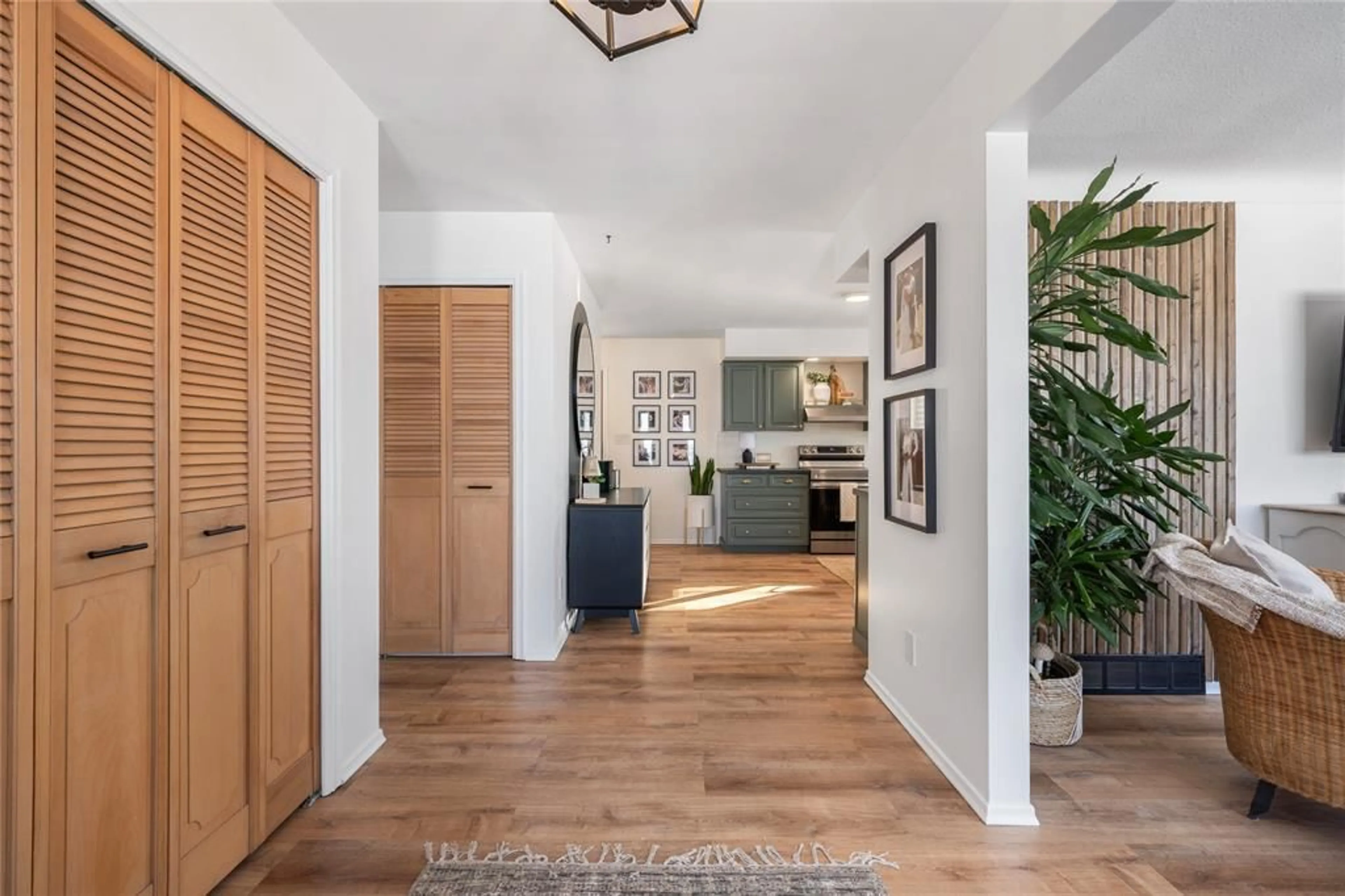 Indoor entryway for 5328 MANDAUMIN Rd, Plympton-Wyoming Ontario N7T 7H3