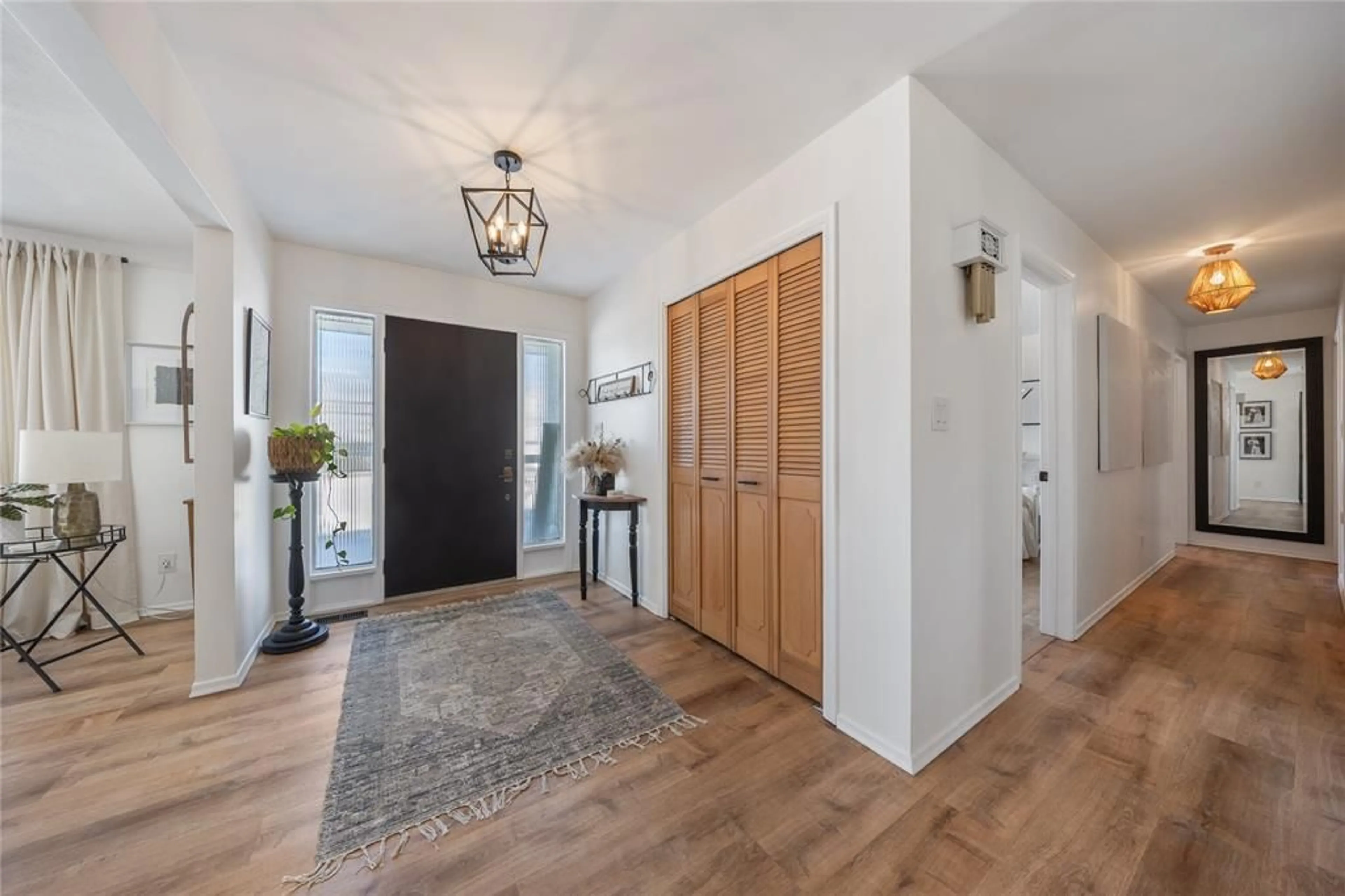 Indoor entryway for 5328 MANDAUMIN Rd, Plympton-Wyoming Ontario N7T 7H3