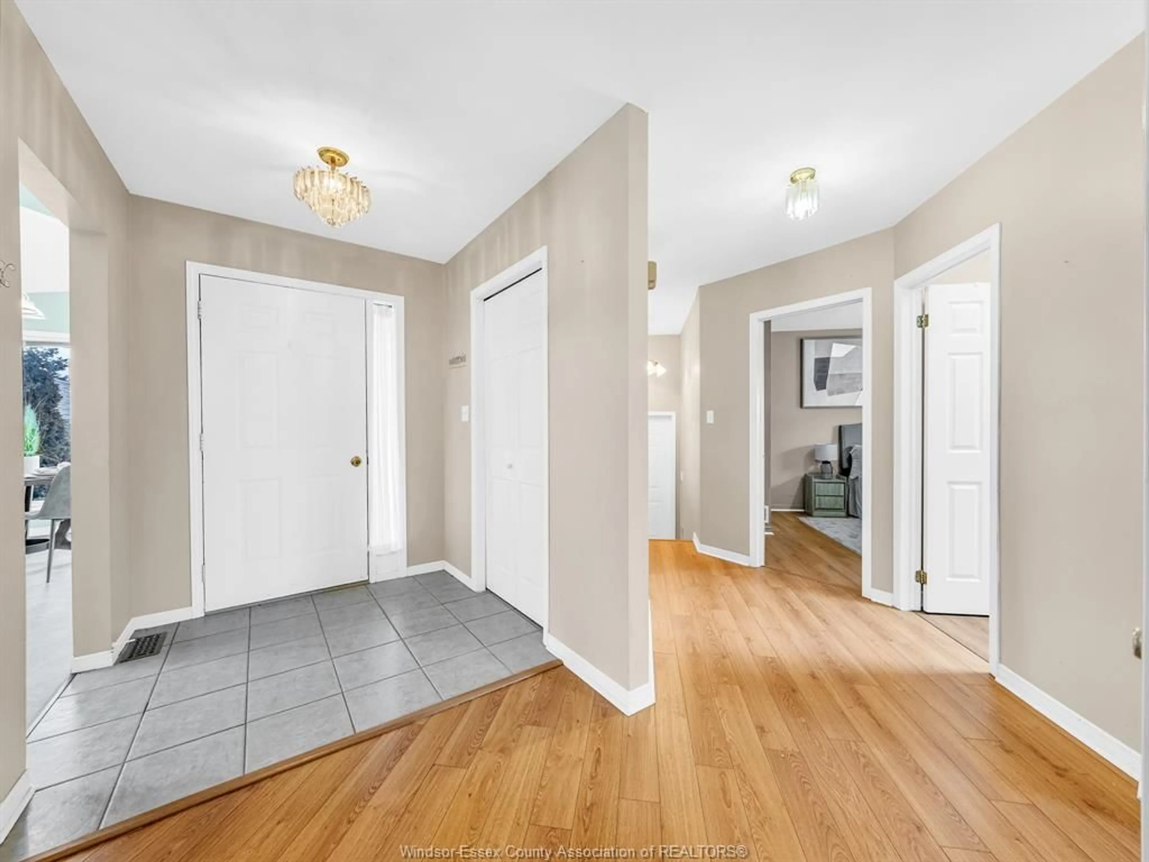 Indoor entryway for 22 Golfway Dr, Essex Ontario N8M 3E3
