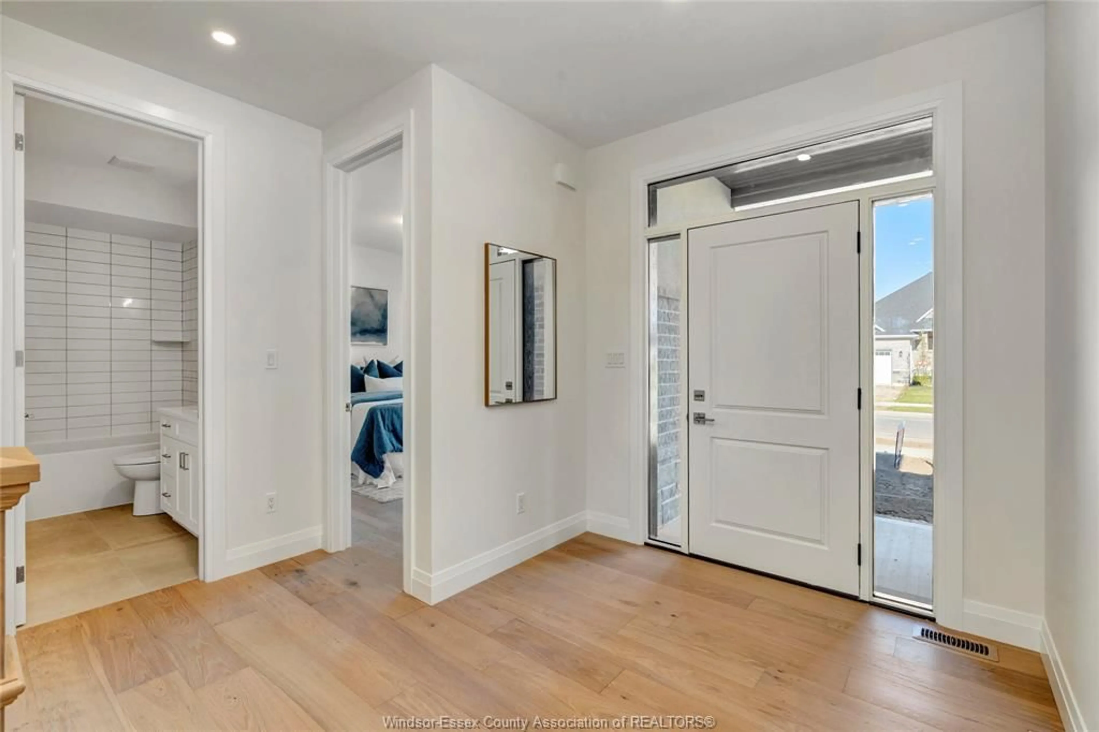 Indoor entryway for 76 BELLEVIEW Dr, Kingsville Ontario N0R 1B0