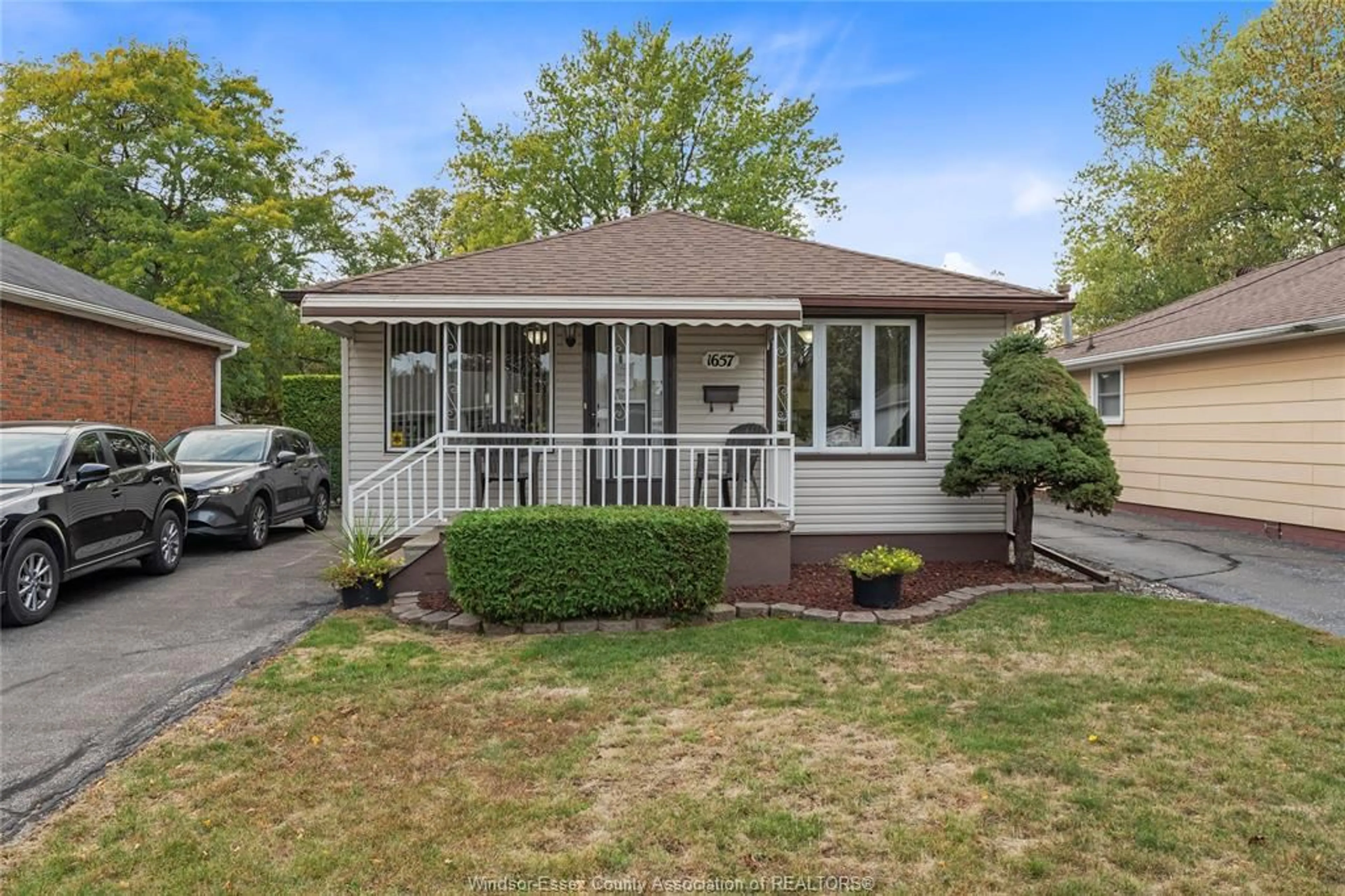 Home with vinyl exterior material, street for 1657 GLENDALE, Windsor Ontario N8T 2N1