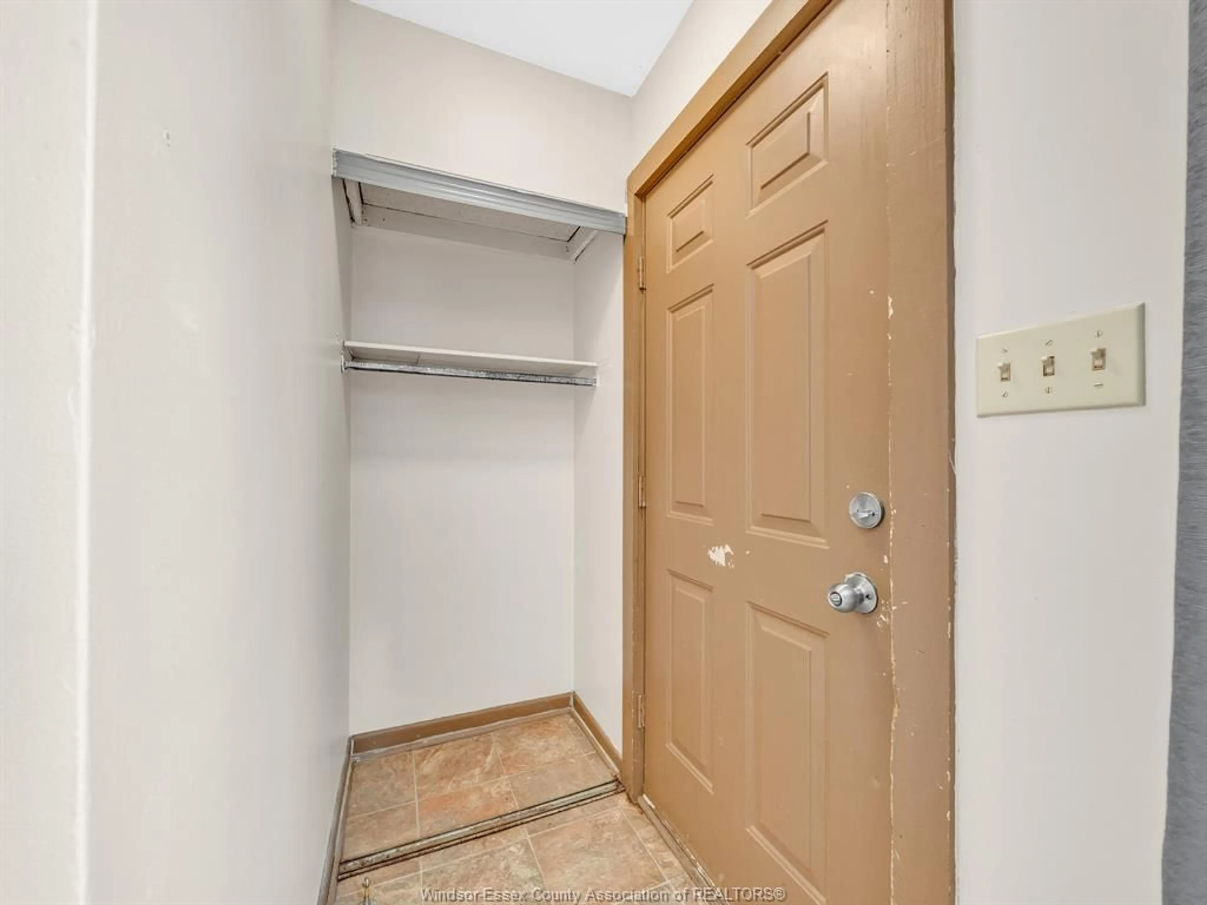 Indoor entryway for 979 MCKAY Ave, Windsor Ontario N9B 2A4
