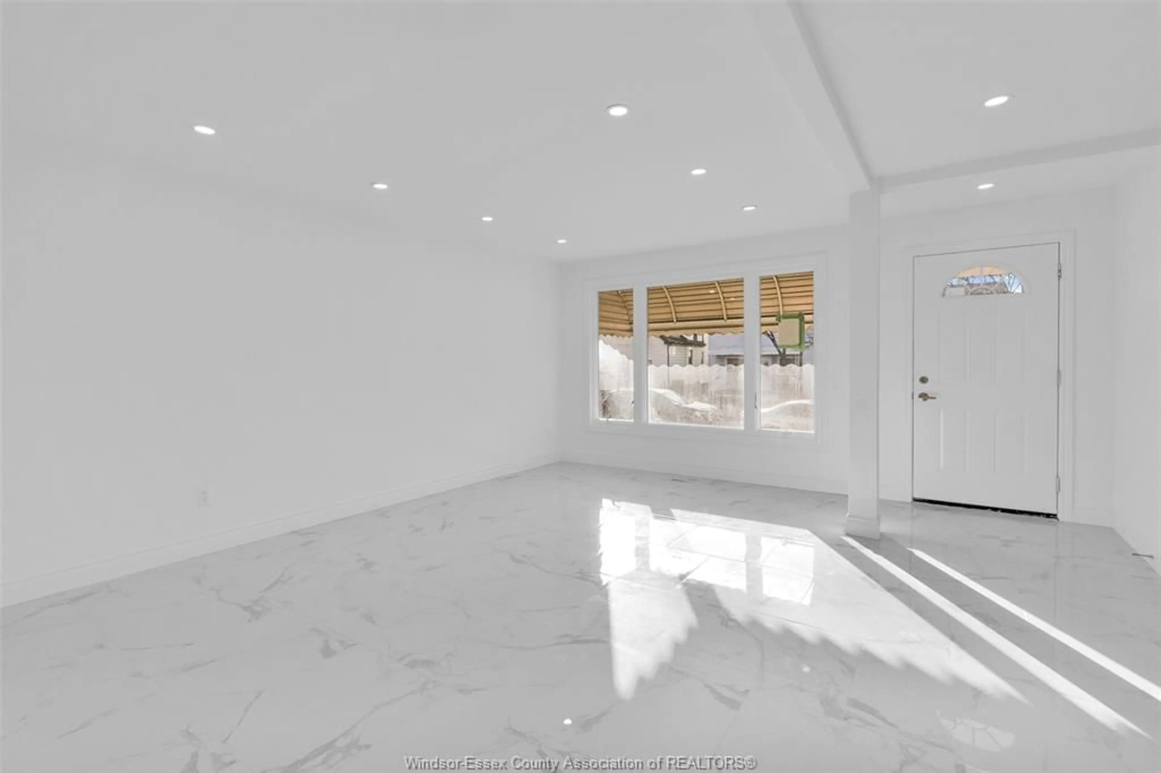 Indoor foyer for 1510 LANGLOIS, Windsor Ontario N8X 4M2
